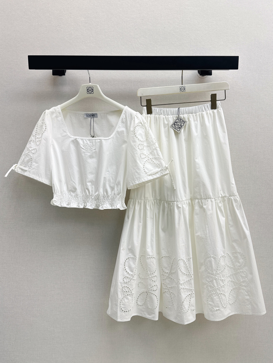 NO:435038,Exclusive first release Loe 25Ss———The latest spring and summer style southern French holiday style outfit set hollow logo embroidered puff sleeve white coat + high-waisted embroidered skirt. The large collar shows the collarbone design and the temperament is small waist lace decoration. It is paired with a high-waisted spliced ​​skirt. The retro palace style is so beautiful that it has no friends. It has an elegant and gorgeous feeling. Recommend a set of matching. One-color sml tops, loewe, skirts, alexander wang19860909独家首发 Loe 25Ss———春夏最新款南法度假风穿搭套装镂空徽标刺绣泡泡袖白色小衣+高腰刺绣半裙 大方领显锁骨设计气质小蛮腰花边装饰 搭配高腰拼接半裙剪裁 复古宫廷风上身美到没朋友 自带优雅华丽感 推荐一套搭配 一色现货发售sml 上衣,,loewe,skirts,alexander wang,Women's clothing