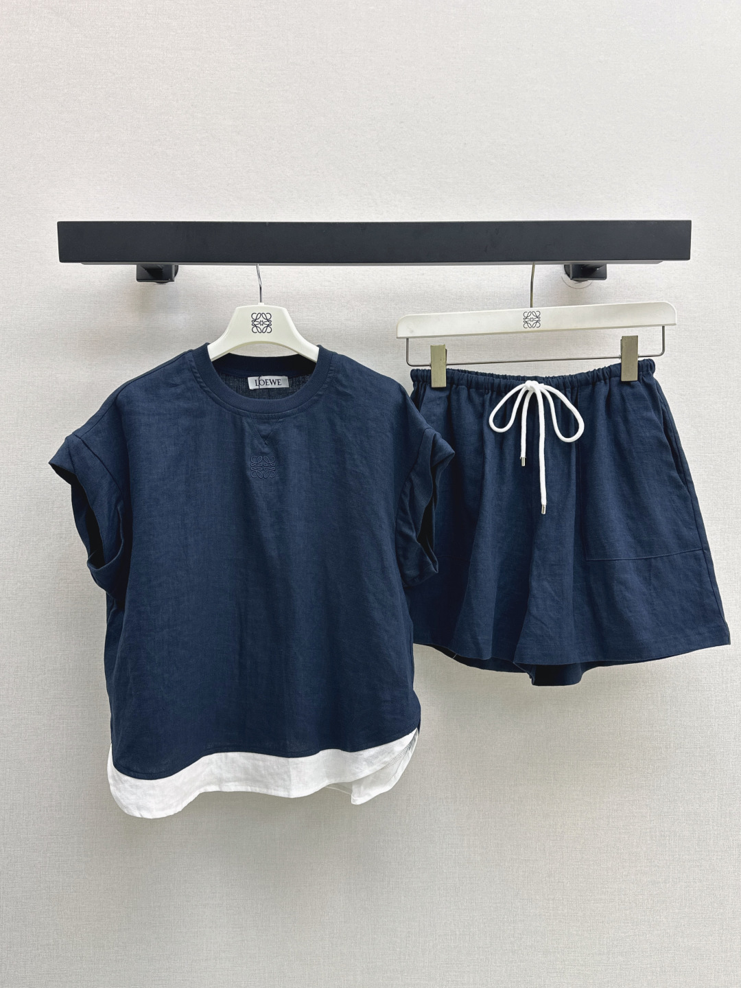 NO:435035,Exclusive first release Loe 25Ss————The latest casual and fashionable matching set in spring and summer contrasting color splicing decorative loose top + elastic waist shorts Classic logo embroidery decoration on the chest A durable and durable suit that will never get tired of wearing for many years. It has a retro atmosphere. Smooth and neat tailoring. Casual and lazy and fashionable. It looks good when worn or matched separately. Worth collecting. One set is available in stock. SML, loewe, shorts, alexander wang19860909独家首发 Loe 25Ss————春夏最新款休闲时髦搭配套装撞色拼接装饰宽松上衣+松紧腰短裤 胸前经典logo刺绣装饰 耐看耐穿永久不过时的套装 穿很多年都不会腻 自带复古氛围感 流畅利落的剪裁 休闲慵懒时髦 一套穿或者分开搭配都好看 值得收藏 一套出 一色现货发售sml,,loewe,shorts,alexander wang,Women's clothing