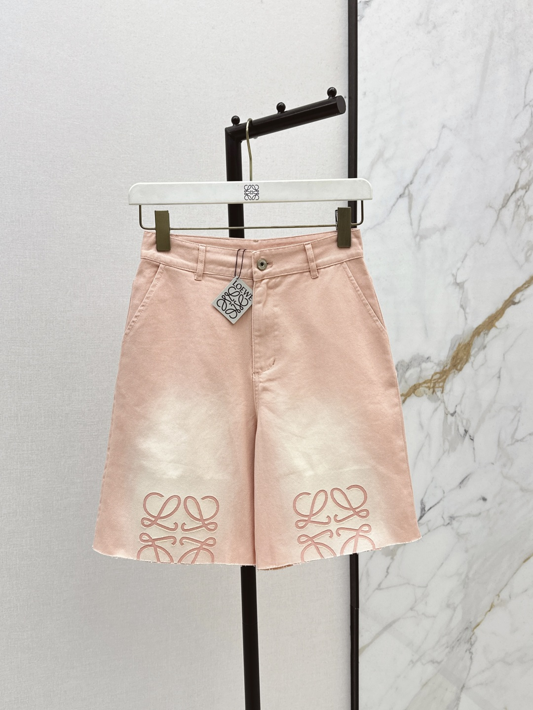 NO:435032,Recommended single models Loe 25Ss————The latest spring and summer island vacation series set small short denim shirt + five-point pants Customized rouge powder peach washing denim fabric Small short shirt style with shorts heavy crafts three-dimensional laser wisp hollow hole burning process design gradient washing process upper body A burst of style not picky and versatile and fashionable upper body super slim The imported washing denim fabric is super comfortable texture One color split development SML pants on sale in stock, loewe, shorts, shirts, alexander wang19860909爆单款推荐 Loe 25Ss————春夏最新款海岛度假系列套装小短款牛仔衬衫+五分裤 定制胭脂粉水蜜桃洗水牛仔面料 小短款衬衫版型搭配短裤的重工艺立体激光缕空雕孔烧花工艺设计渐变洗水工艺上身A爆啦 版型不挑人百搭又时髦 上身超显瘦 进口洗水牛仔面料质感超舒服 一色分开发 现货发售sml裤,,loewe,shorts,shirts,alexander wang,Women's clothing