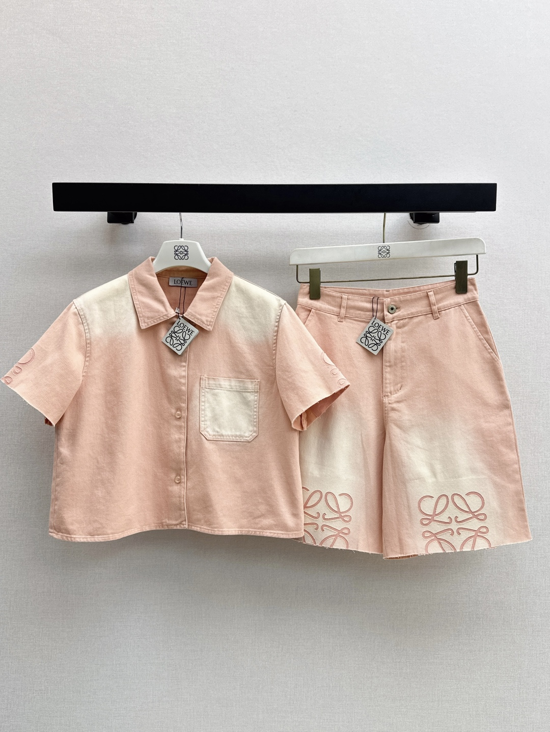 NO:435029,Recommended single models Loe 25Ss————The latest spring and summer island vacation series set small short denim shirt + five-point pants Customized rouge powder peach washing denim fabric Small short shirt style with shorts heavy crafts three-dimensional laser wisp hollow hole burning process design gradient washing process upper body A burst of style not picky and versatile and fashionable upper body super slim The imported washing denim fabric is super comfortable texture One color separate development SML tops on stock, loewe, shorts, shirts, alexander wang19860909爆单款推荐 Loe 25Ss————春夏最新款海岛度假系列套装小短款牛仔衬衫+五分裤 定制胭脂粉水蜜桃洗水牛仔面料 小短款衬衫版型搭配短裤的重工艺立体激光缕空雕孔烧花工艺设计渐变洗水工艺上身A爆啦 版型不挑人百搭又时髦 上身超显瘦 进口洗水牛仔面料质感超舒服 一色分开发 现货发售sml 上衣,,loewe,shorts,shirts,alexander wang,Women's clothing