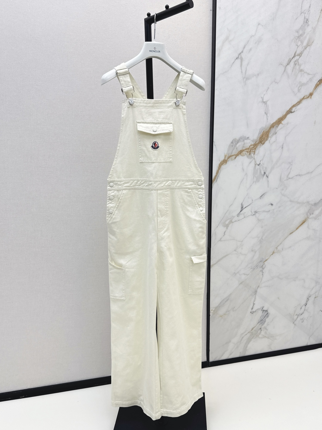 NO:435026,Mc 25Ss—————The latest style of early autumn masked logo decorative strap trousers wide-leg pants handsome workwear style, a must-have for age reduction, matched with shirts and T-shirts to create different styles of Look~~ Casual and versatile Two-color spot sale sml, Moncler, Shirts, Tees, t-shirt, alexander wang19860909Mc 25Ss————早秋最新款蒙口徽标装饰背带长裤阔腿裤帅气工装风 装嫩神器 减龄必备 搭配衬衫T恤穿出不同风格的Look～～休闲百搭 两色现货发售sml,,Moncler,shirts,tees，t-shirt,alexander wang,Women's clothing