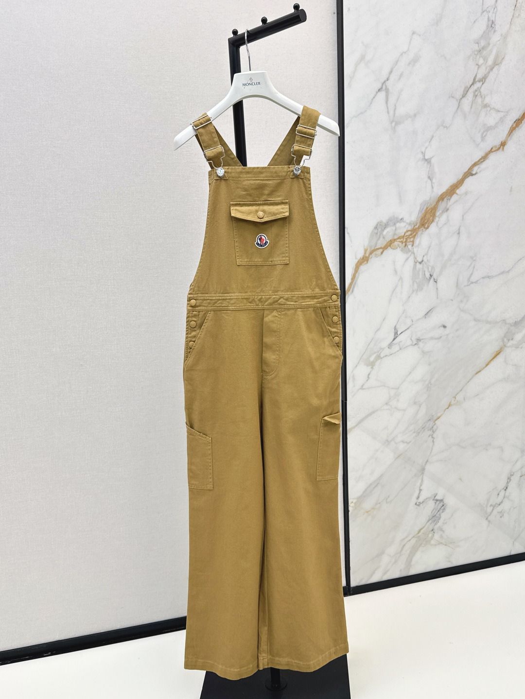 NO:435023,Mc 25Ss—————The latest style of early autumn masked logo decorative strap trousers wide-leg pants handsome workwear style, a must-have for age reduction, matched with shirts and T-shirts to create different styles of Look~~ Casual and versatile Two-color spot sale sml m, Moncler, Shirts, Tees, t-shirt, alexander wang19860909Mc 25Ss————早秋最新款蒙口徽标装饰背带长裤阔腿裤帅气工装风 装嫩神器 减龄必备 搭配衬衫T恤穿出不同风格的Look～～休闲百搭 两色现货发售sml m,,Moncler,shirts,tees，t-shirt,alexander wang,Women's clothing