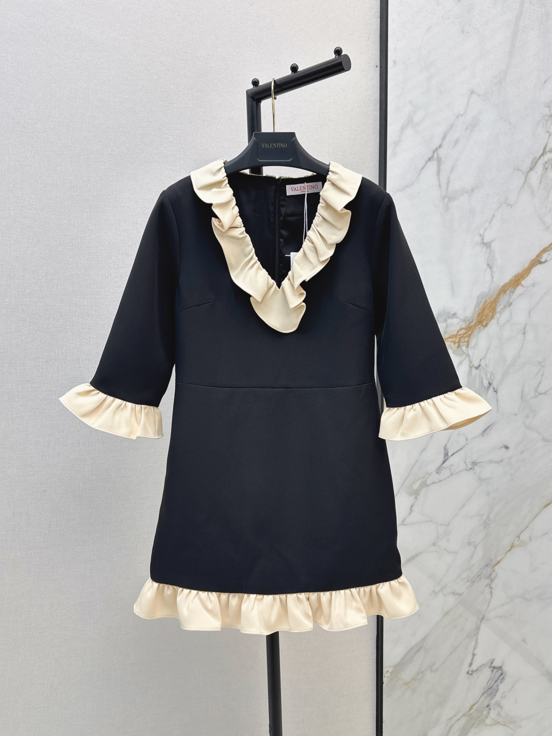 NO:435020,Exclusive first VLTN 25Ss—————The latest V-neck contrasting ruffled dress with cuff skirt, lace design with ruffled leaves, waist-hugging, three-dimensional tailoring style, elegant temperament, sweet and age-reducing, famous lady, one-color spot on sale, sml, skirts, alexander wang19860909独家首发 VLTN 25Ss————早秋最新款V领撞色荷叶边连衣裙 袖口裙摆拼接荷叶花边设计 收腰显瘦立体剪裁版型 优雅气质 甜美减龄 名媛淑女 一色现货发售sml,,skirts,alexander wang,Women's clothing