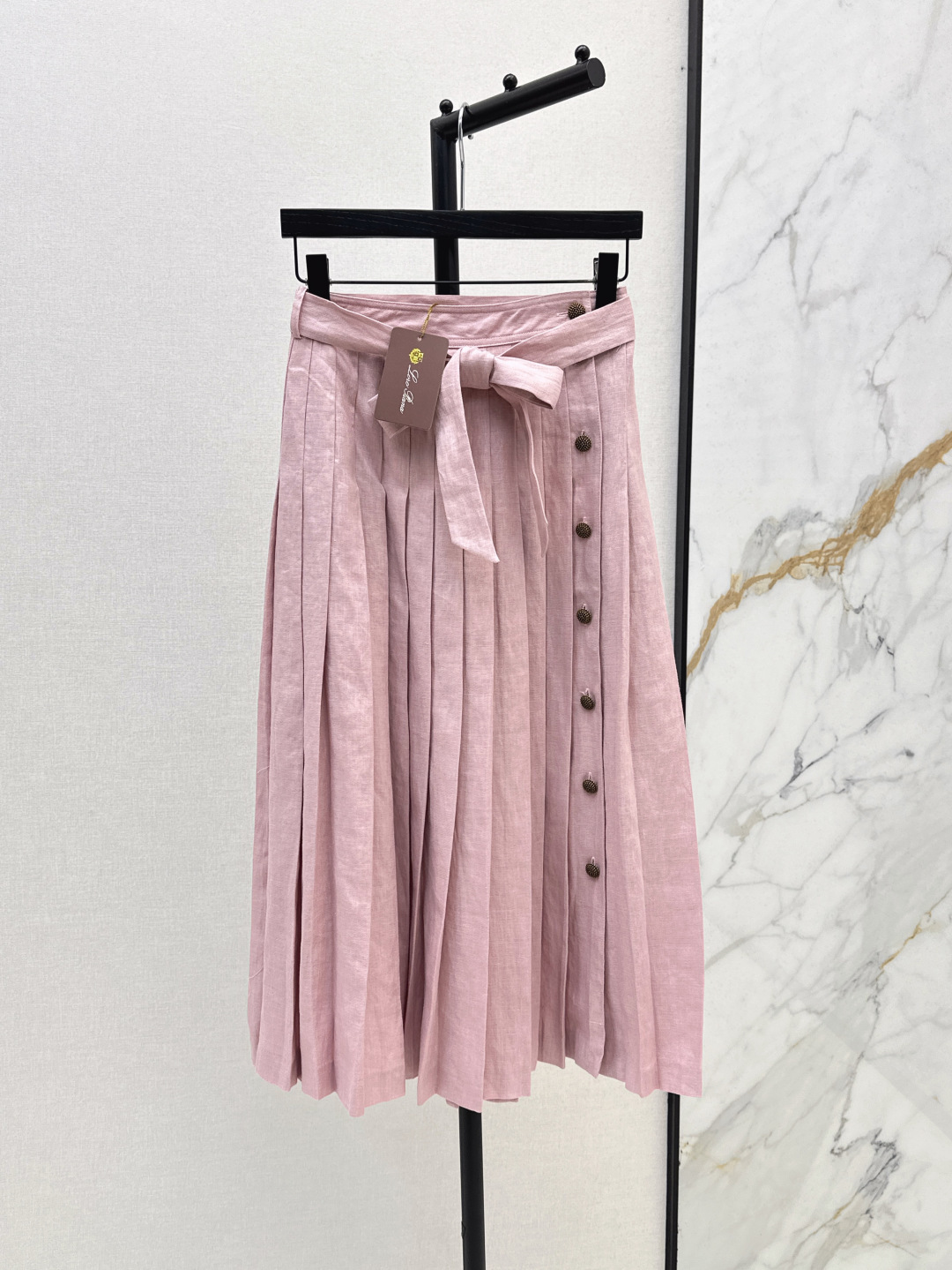 NO:435011,330L 25Ss————The latest model of early autumn high-spirited outfits with lace-up pleated long skirt imported linen fabric, low-waisted pleated A-line skirt hem side-breasted design elegant temperament, versatile style and not picky Lotus buckle decoration, extra points for details, two colors are available for sale in stock, loro piano, skirts, alexander wang19860909330L 25Ss————早秋最新款高智感穿搭系带压褶长半裙进口亚麻面料 低腰线压褶A字裙摆侧排扣设计优雅气质随性 版型百搭不挑人 莲花扣装饰 细节加分 两色现货发售sml,,loro piana,skirts,alexander wang,Women's clothing