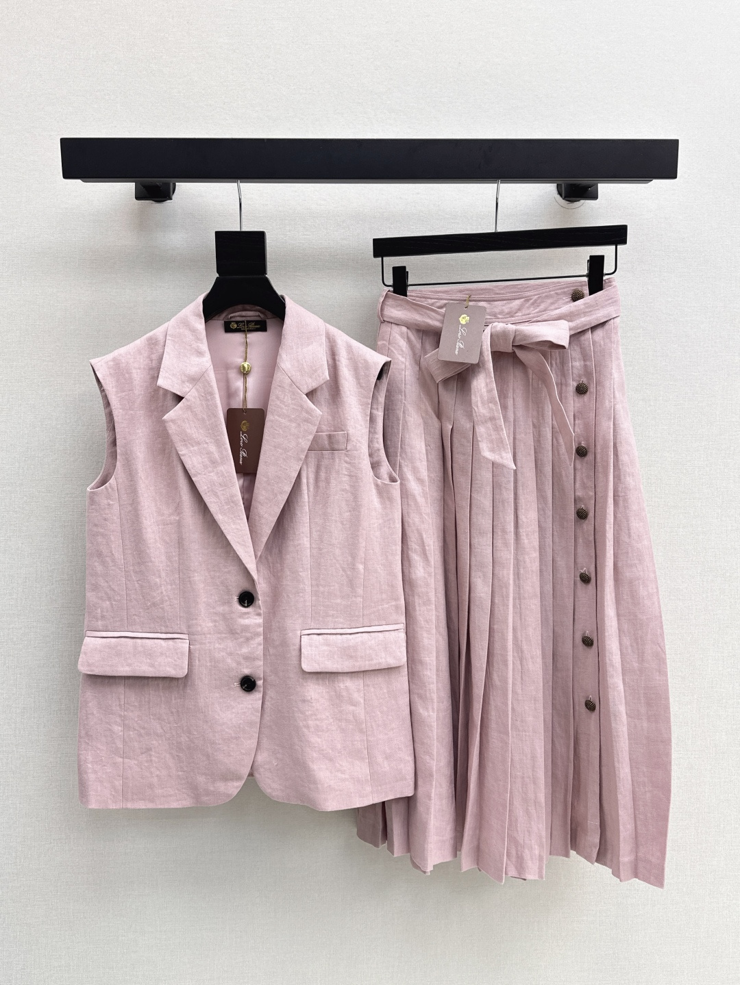 NO:435037,300L 25Ss—————The latest style of the first autumn single-breasted linen suit vest is minimalist and casual old money style. The slightly tightened waist curve allows the softness to be sublimated in toughness. Commuting outfits are easy to control. The casual matching interprets different styles. The edge details are very important. Two colors are available for sale in stock. SML, loro piano, business suit, alexander wang19860909300L 25Ss————早秋最新款单排扣亚麻西装马甲极简休闲老钱风 微收腰身曲线让柔美在硬朗中升华 通勤穿搭轻松驾驭 随性搭配演绎不同风格 包边细节很加分 两色现货发售sml,,loro piana,business suit,alexander wang,Women's clothing