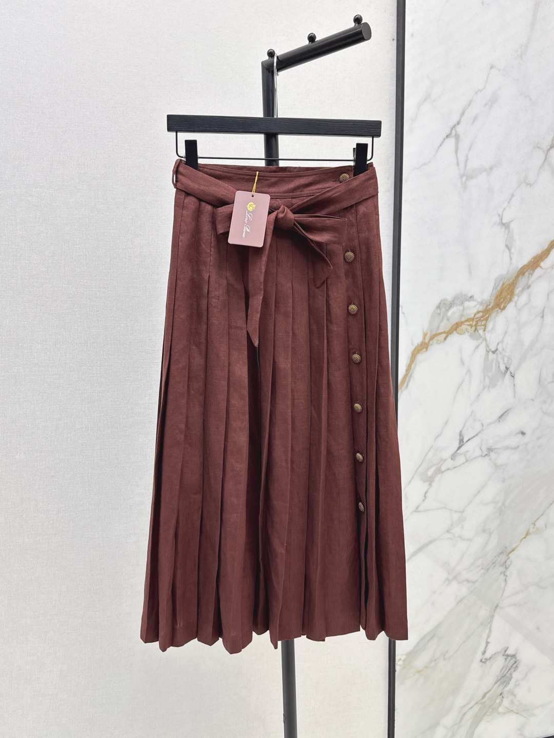 NO:435034,330L 25Ss————The latest model of early autumn high-spirited outfits with lace-up pleated long skirt imported linen fabric, low-waisted pleated A-line skirt hem side-breasted design elegant temperament, versatile style, not picky, lotus buckle decoration, extra points for details, two colors are available for sale in stock, loro piano, skirts, alexander wang19860909330L 25Ss————早秋最新款高智感穿搭系带压褶长半裙进口亚麻面料 低腰线压褶A字裙摆侧排扣设计优雅气质随性 版型百搭不挑人 莲花扣装饰 细节加分 两色现货发售sml,,loro piana,skirts,alexander wang,Women's clothing