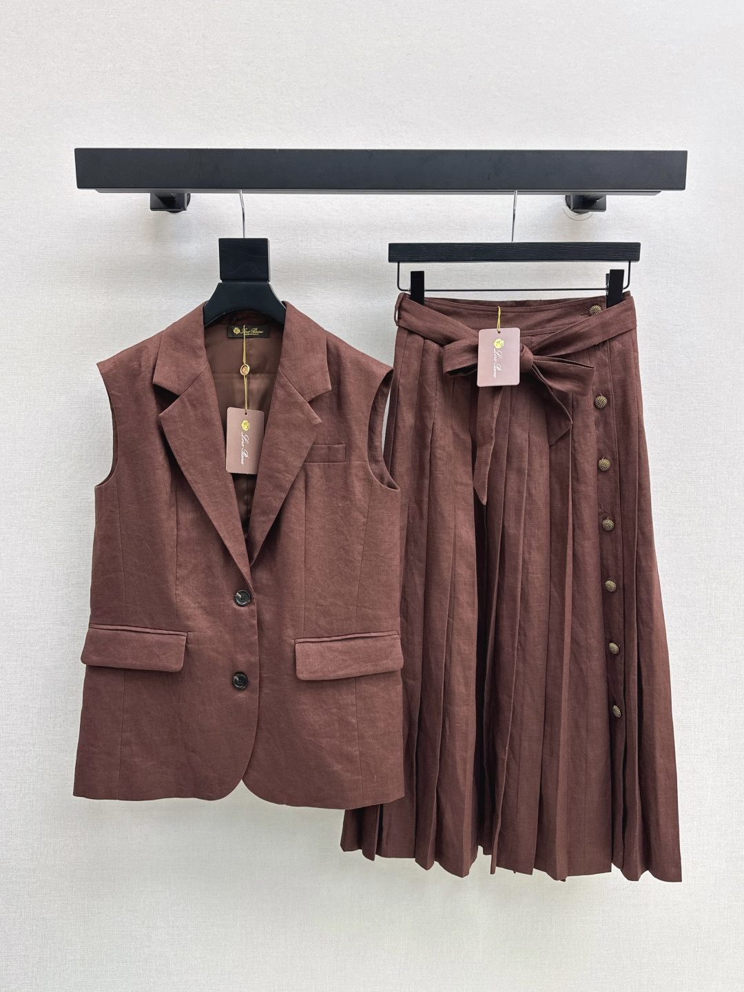 NO:435031,300L 25Ss—————The latest style of the first autumn single-breasted linen suit vest is minimalist and casual old money style. The slightly tightened waist curve allows the softness to be sublimated in toughness. Commuting outfits are easy to control. The casual matching interprets different styles. The edge details are very important. Two colors are available for sale in stock. SML, loro piano, business suit, alexander wang19860909300L 25Ss————早秋最新款单排扣亚麻西装马甲极简休闲老钱风 微收腰身曲线让柔美在硬朗中升华 通勤穿搭轻松驾驭 随性搭配演绎不同风格 包边细节很加分 两色现货发售sml,,loro piana,business suit,alexander wang,Women's clothing