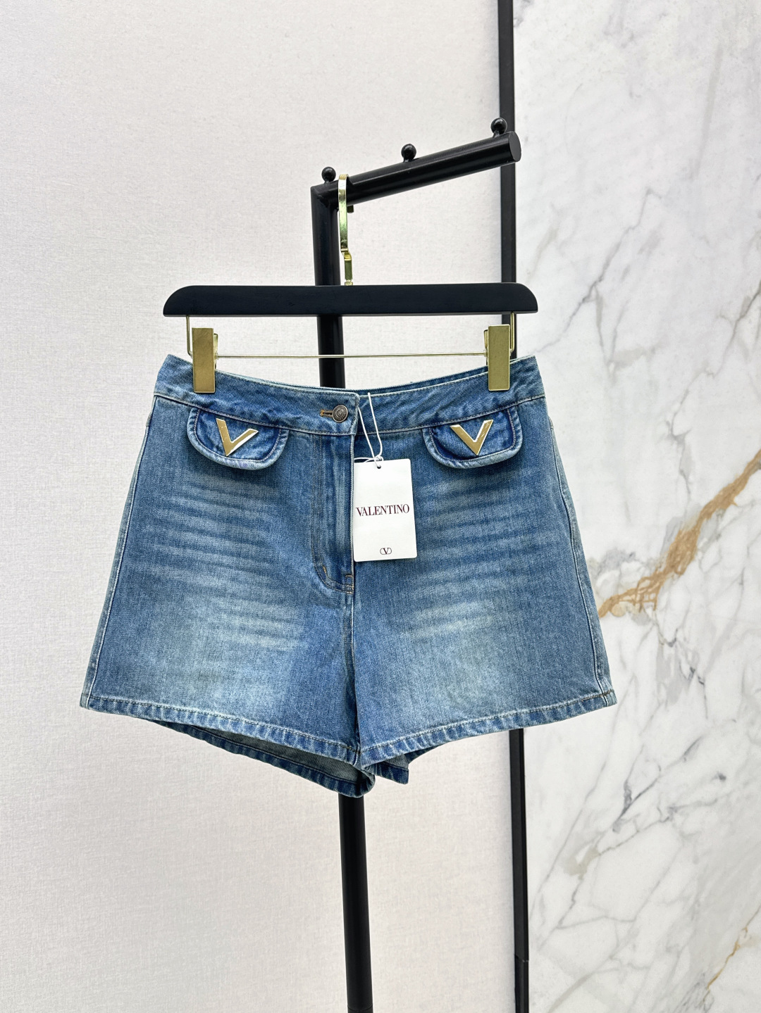NO:435410,VLTN 25Ss————The latest spring and summer metal V decorative shorts must-have for everyone. Very refreshing. A versatile hot pants in the summer wardrobe. It is easy to match. High waist design. It has long legs on the upper body. It shows that the legs are long. SML is available in stock, shorts, alexander wang19860909VLTN 25Ss————春夏最新款金属V装饰短裤人手必备款 非常清爽 夏天衣橱百搭小热裤 搭配起来得心应手 高腰设计 上身轻松拥有长腿 很显腿长 一色现货发售sml,,shorts,alexander wang,Women's clothing