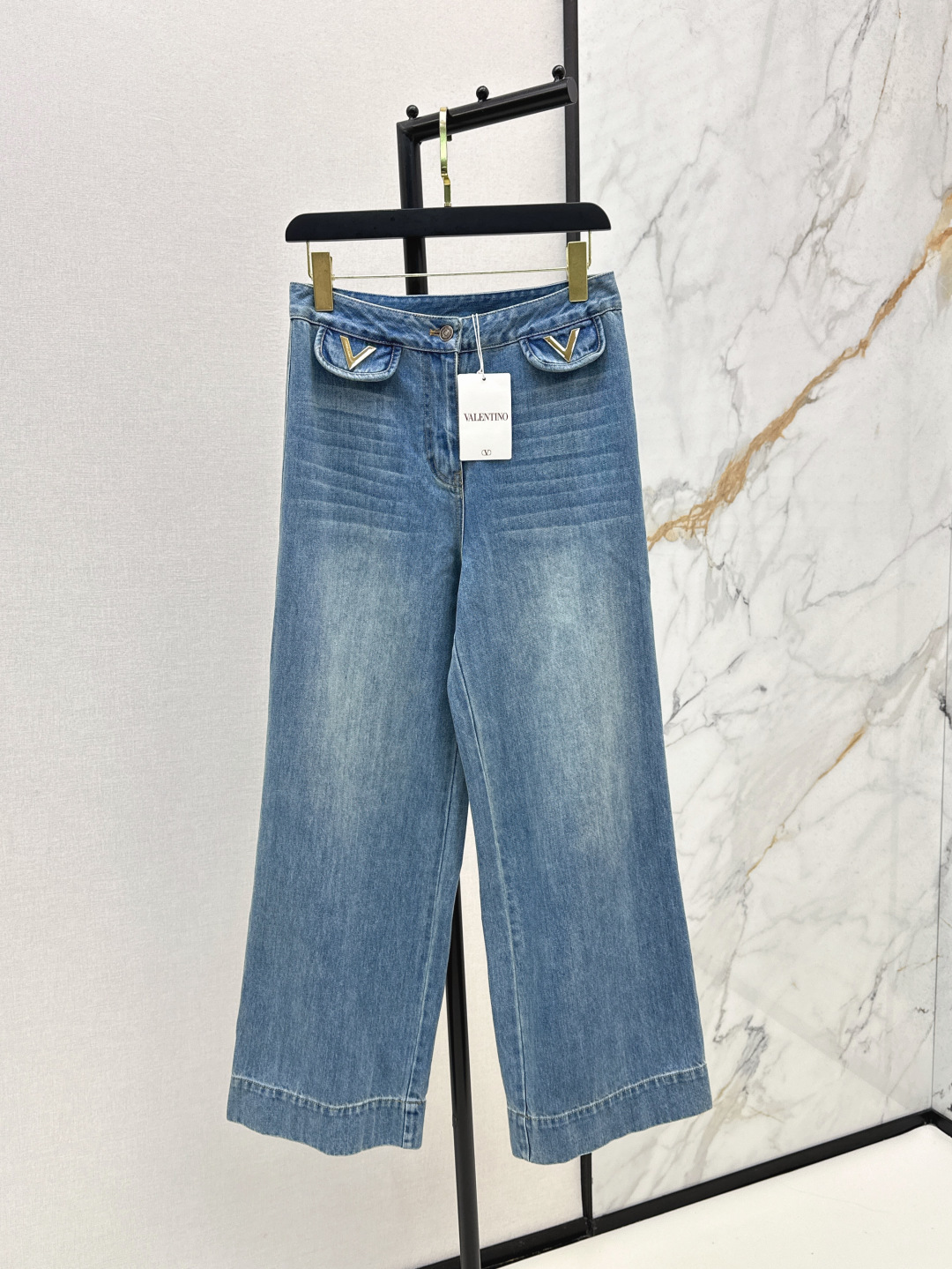 NO:435407,VLTN 25Ss————The latest retro nostalgic washing water straight jeans in spring and summer V-shaped metal decoration Straight-shaped cut It is OK to match with T-shirts or shirts at will. It is versatile and hidden. It does not pick the legs and shows straight legs. It is a must-have item in daily wear. It is available in stock. SML, jeans,shirts,tees, t-shirt,alexander wang19860909VLTN 25Ss————春夏最新款复古怀旧洗水直筒牛仔裤 V字金属装饰 直筒版型剪裁 随意搭配T恤或者衬衫都OK 百搭又藏肉 不挑腿型 显腿直 是日常穿搭中的必备单品 一色现货发售sml,,jeans,shirts,tees，t-shirt,alexander wang,Women's clothing