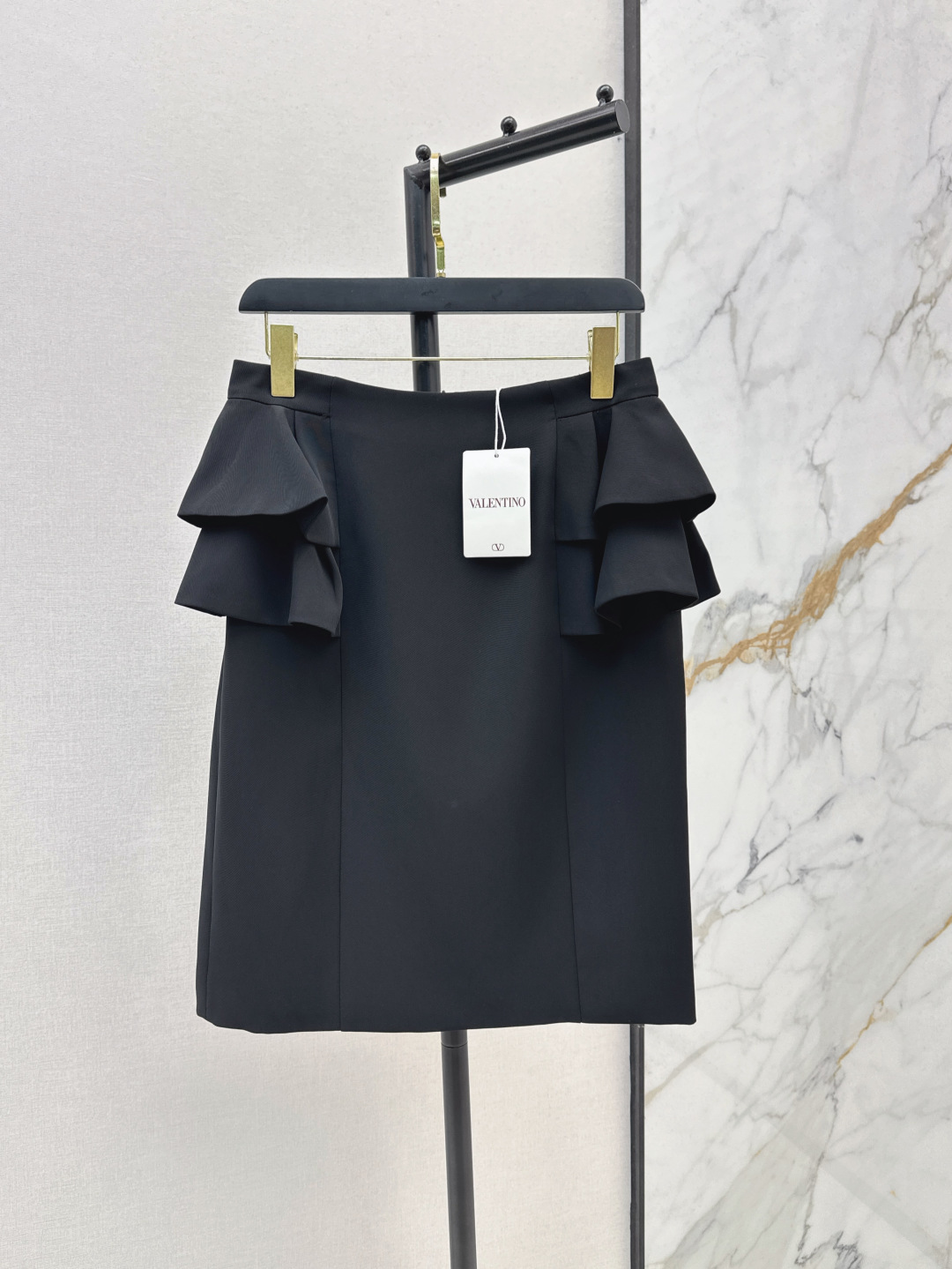 NO:435405,VLTN 25Ss———The latest romantic and elegant temperament suit in spring and summer, a set of practical wear styles, a quarter-sleeved shirt + high-waisted ruffled skirt, the most classic black and white contrasting color matching, no matter what occasion, you can make it, you can handle it in daily parties or commuting, especially breathable and comfortable, the high-waist hip splicing ruffled cut style is not picky at all, one-color development, sml skirts, skirts, shirts, alexander wang19860909VLTN 25Ss———春夏最新款浪漫优雅气质套装实穿款一套搭配 七分袖衬衫+高腰荷叶边半裙 黑白撞色搭配最经典 不管什么场合都不会出错 日常聚会或者通勤都可以拿捏 特别透气舒适 高腰包臀拼接荷叶边剪裁版型也完全不挑人 一色分开发 现货发售sml半裙,,skirts,shirts,alexander wang,Women's clothing