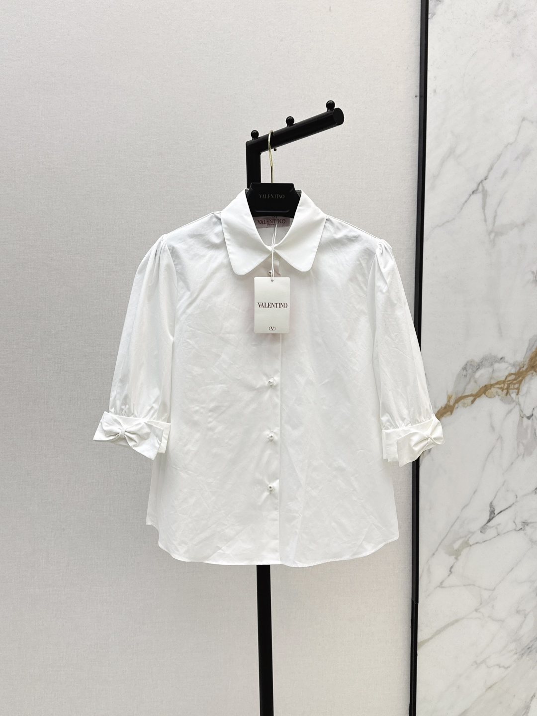 NO:435402,VLTN 25Ss————The latest romantic and elegant temperament suit for spring and summer, a set of practical wear, a quarter-sleeved shirt + high-waisted ruffled skirt. The most classic black and white contrasting color combination. There will be no mistakes in any occasion. You can handle it in daily parties or commuting. It is especially breathable and comfortable. The high-waisted hip splicing ruffled cut style is not picky at all. One-color split development. SML shirts, skirts, shirts, alexander wang19860909VLTN 25Ss———春夏最新款浪漫优雅气质套装实穿款一套搭配 七分袖衬衫+高腰荷叶边半裙 黑白撞色搭配最经典 不管什么场合都不会出错 日常聚会或者通勤都可以拿捏 特别透气舒适 高腰包臀拼接荷叶边剪裁版型也完全不挑人 一色分开发 现货发售sml 衬衫,,skirts,shirts,alexander wang,Women's clothing