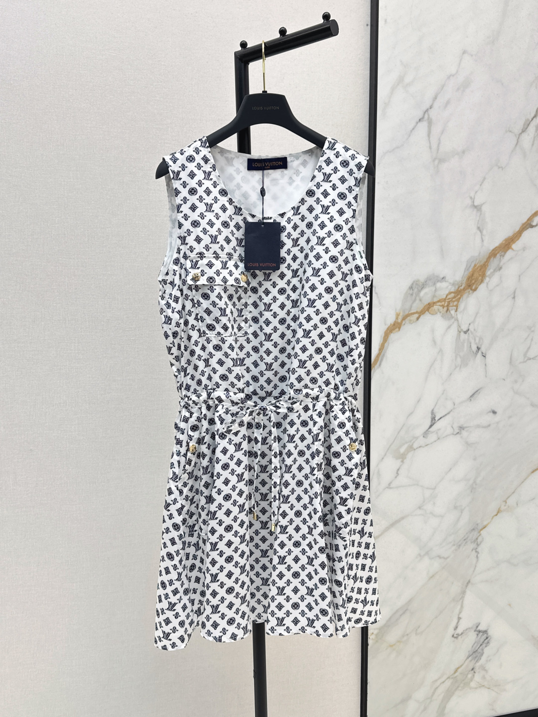 NO:435399,L Home 25Ss————The latest classic logo printed sleeveless dress in spring and summer. Fashionable and low-key. Temperament and luxury. The style is versatile and not picky. Original customized technology fabric. SML is available in stock., louis vuitton, skirts, alexander wang19860909L家 25Ss————春夏最新款经典logo印花无袖连衣裙 时髦低调 气质又奢华高级 版型百搭不挑人 原版定制科技面料 一色现货发售sml,,louis vuitton,skirts,alexander wang,Women's clothing