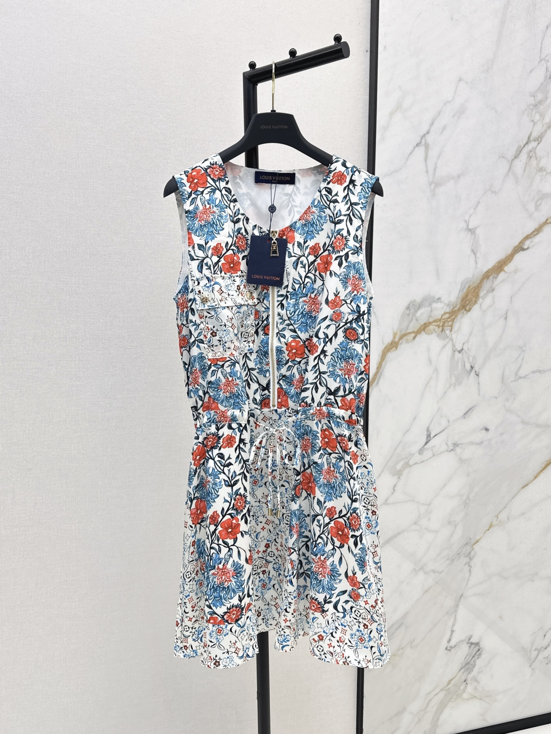 NO:435394,L Home 25Ss————The latest spring and summer flower print decorative sleeveless dress fashionable and low-key, temperament and luxury high-end style, versatile and not picky, original customized technology fabric, one color is available in stock, sml, louis vuitton, skirts, alexander wang19860909L家 25Ss————春夏最新款花朵印花装饰无袖连衣裙时髦低调 气质又奢华高级 版型百搭不挑人 原版定制科技面料 一色现货发售sml,,louis vuitton,skirts,alexander wang,Women's clothing