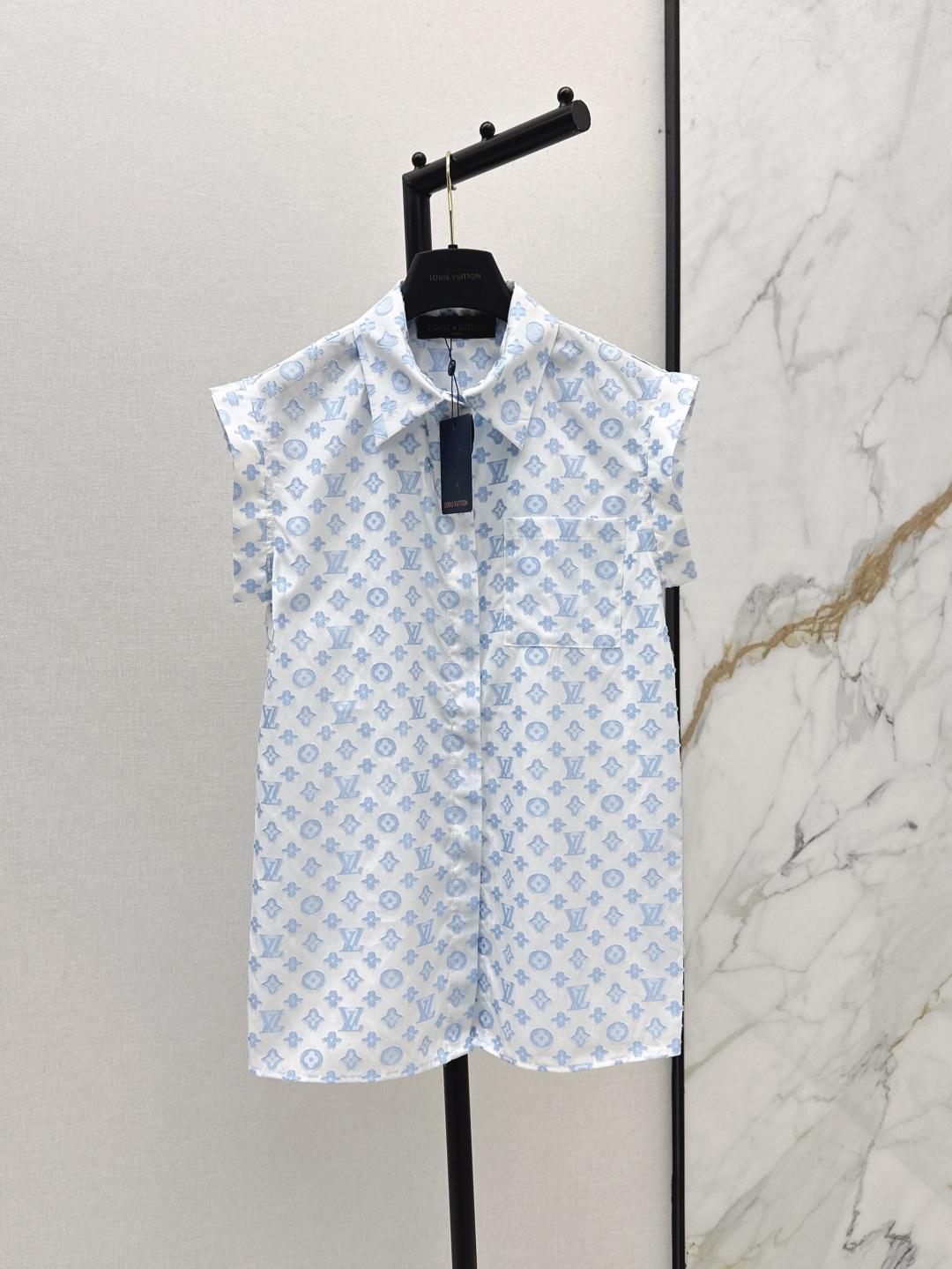 NO:435392,L Home 25Ss—————The latest classic logo jacquard sleeveless shirt in spring and summer Monograw print has richer layering, full of small details, exquisite workmanship, inner line sewing craft shirts as items and matching are all skewers, age-reducing fashion, good HOLD style, deep in the heart of fairies, soft and textured, classic work, three-color spot sale sml,,louis vuitton,shirts,alexander wang19860909L家 25Ss————春夏最新款经典logo提花无袖衬衫Monograw印花层次感更加丰富 满满小细节太加分了 做工精致 内线来去缝工艺衬衣做为单品和搭配都是杠把子 减龄时尚 好HOLD住造型 深得仙女心 柔软有质感 经典之作 三色现货发售sml,,louis vuitton,shirts,alexander wang,Women's clothing