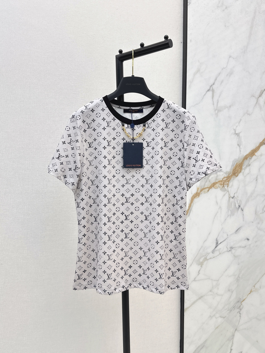 NO:435390,L Home 25Ss————The latest classic high-end grey old-fashioned short-sleeved T-shirt in spring and summer. Fashionable matching items. A true BF boyfriend style. A must-have classic item every year. The gray presbyopic effect is so eye-catching. It is a plus for fashionable match with various coats. One-color spot-on sml, louis vuitton, jackets & coats, T-shirt,tees, t-shirt,alexander wang19860909L家 25Ss————春夏最新款经典高级灰老花短袖T恤 时髦搭配单品 妥妥的BF男友风 每年必备的经典单品 灰色的老花效果太吸睛了 搭配各种外套都是加分时髦 一色现货发售sml,,louis vuitton,jackets & coats,T-shirt,tees，t-shirt,alexander wang,Women's clothing