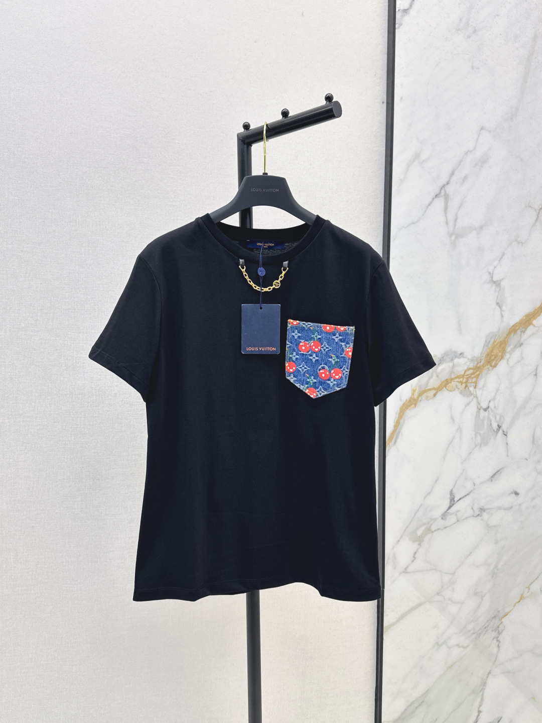 NO:435388,L Home 25Ss————The latest single-pocket short-sleeved T-shirt in spring and summer classic and retro fashionable Cherry denim pockets, eye-catching and high-end decoration, full of age-reducing girlish feeling on the upper body, a must-have versatile model for going out on the street, one-size-fits-all spot-on sml, louis vuitton, T-shirt,tees, t-shirt,alexander wang19860909L家 25Ss————春夏最新款单口袋短袖T恤经典又复古时髦 樱桃牛仔口袋 装饰吸睛又高级 上身满满的减龄少女感 约会出街必备百搭款 一色现货发售sml,,louis vuitton,T-shirt,tees，t-shirt,alexander wang,Women's clothing