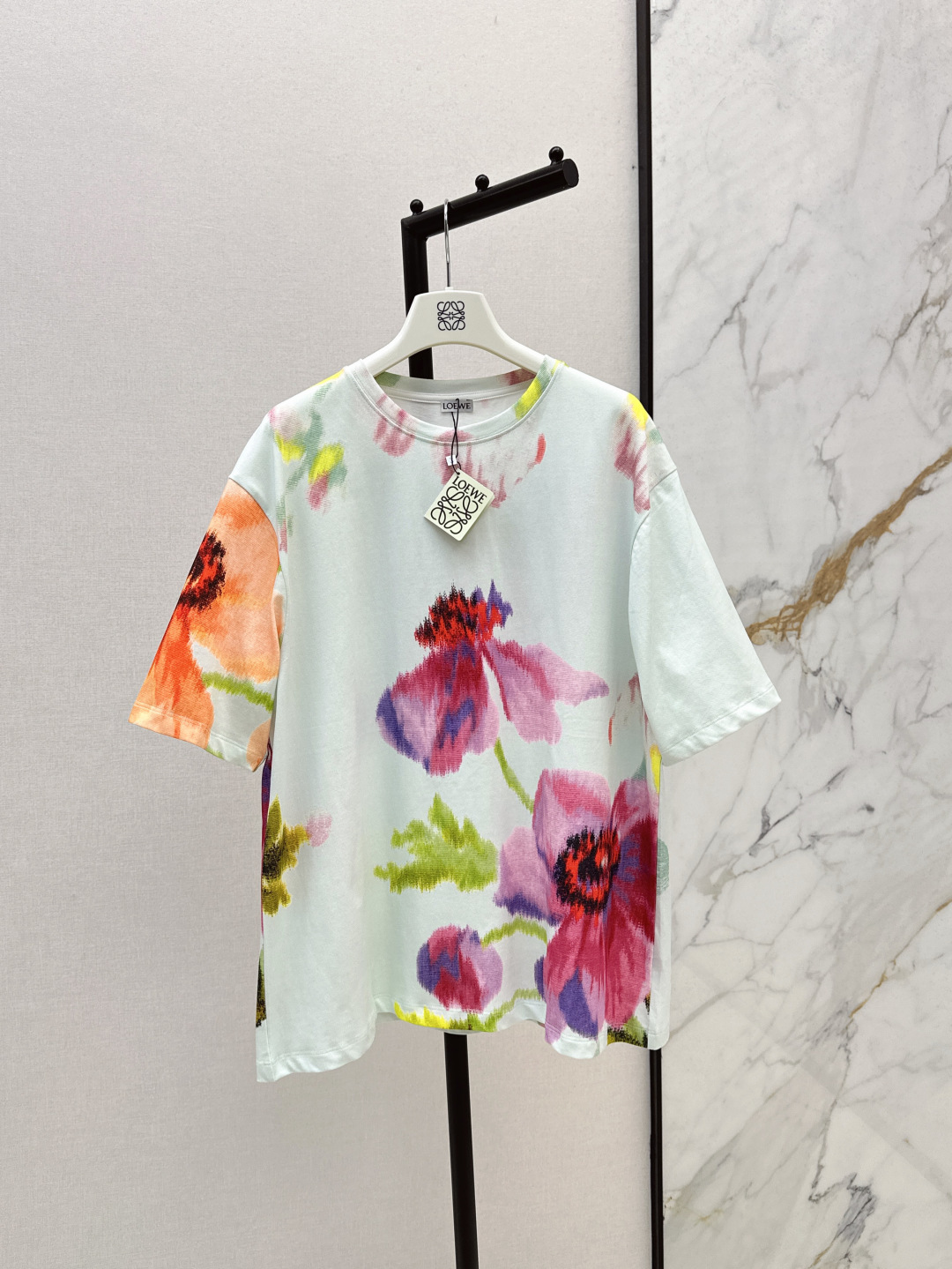 NO:435384,Loe 25Ss———The latest flower print loose and versatile short-sleeved T-shirt with floral pattern tie-dyed short-sleeved simple design to highlight the brand’s charm. A must-have item for daily use. Loose style and elegant temperament and age-reducing girlish style. It looks good with tweed skirts and jeans. The imported pure cotton texture is superb. The same color is available for sale in stock. SML, loewe, skirts, jeans, T-shirt, tees, t-shirt, alexander wang19860909Loe 25Ss———早秋最新款花朵印花宽松百搭短袖T恤 花卉图案扎染短袖 简约设计 彰显品牌魅力 日常必入搭配单品 宽松版型气质优雅减龄少女风 搭配纱裙牛仔裤都好看 进口纯棉质感超赞 一色现货发售sml,,loewe,skirts,jeans,T-shirt,tees，t-shirt,alexander wang,Women's clothing