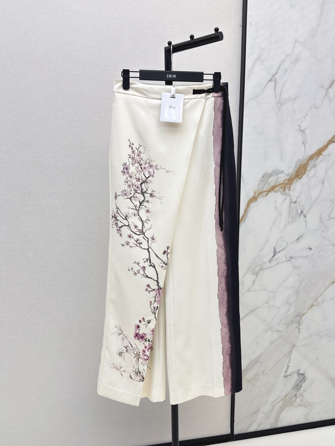 NO:435404,CD 25Ss————The latest floral print high-waist press-pleated wide-leg pants in spring and summer. The right-sided piece design shows long legs. The upper body shows a very elegant and casual and elegant. It is good for daily dates and goes out. SML is available in stock, alexander wang19860909CD 25Ss————春夏最新款花卉印花高腰压褶搭片阔腿裤 右侧搭片设计 妥妥的显腿长 上身超显气质又随性优雅 日常约会出街都不错 一色现货发售sml,,alexander wang,Women's clothing