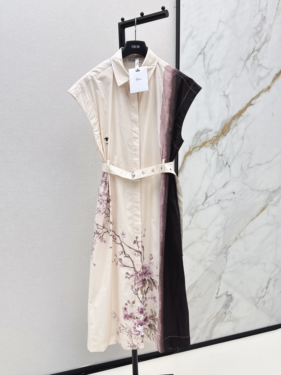 NO:435401,CD 25Ss————The latest floral printed lapel sleeveless dress in spring and summer. Pure cotton texture, flowing and lightweight. Temperament lapel sleeveless design. The long skirt is elegant and high-end and fashionable. It is matched with the cloth belt to close the waist. The waist is outlined. The body is perfectly divided. The upper body shows its temperament and casual elegance. It is good for daily dates. It is available in stock. SML, skirts, alexander wang.19860909CD 25Ss————春夏最新款花卉印花翻领无袖连衣裙 纯棉质感飘逸轻盈 气质翻领无袖设计 长裙摆优雅高级又时髦 搭配本布腰带收腰 勾勒出腰身 完美分割身材比例 上身超显气质又随性优雅 日常约会出街都不错 一色现货发售sml,,skirts,alexander wang,Women's clothing