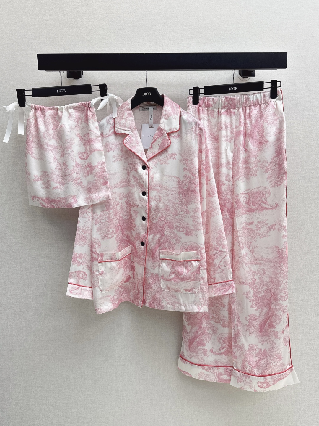 NO:435398,CD 25Ss————The latest jungle print home suit in early autumn, lapel shirt + casual pants, classic jungle pattern design, low-key and fashionable, lapel shirt with straight pants in the same color, capable and elegant, upper body looks slim and tall, straight pants are easy to wear, long legs, fabric is comfortable and breathable, it will not be stuffy at home, casual outing is also very good, delivery storage bag, one set, two colors are available for sale in stock, sml,,shirts,alexander wang19860909CD 25Ss————早秋最新款丛林印花居家套装 翻领衬衫+休闲裤 经典的丛林图案设计 低调又时髦 翻领衬衫搭配同色系直筒裤 干练又有气质 版型上身显瘦又显高 直筒裤型轻松穿出大长腿 面料舒适透气 居家穿也不会闷热 休闲出街也很不错 配送收纳袋 一套出 两色现货发售sml,,shirts,alexander wang,Women's clothing