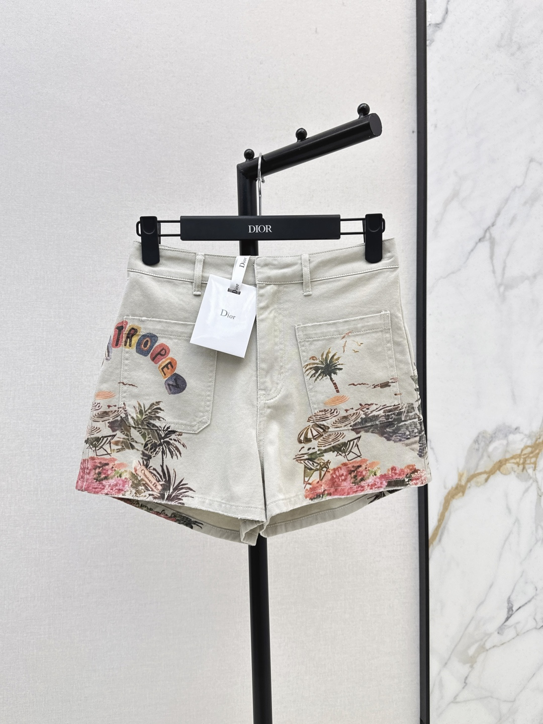 NO:435395,Recommended single models CD 25Ss————The latest spring and summer floral pattern printed denim suit silhouette denim vest + shorts. Premium and atmospheric. Full of high-end outfit. Innovative fabric. Soft. The real thing is very good. The upper body is fashionable and versatile. One color is developed. SML shorts, shorts, alexander wang.19860909爆单款推荐 CD 25Ss————春夏最新款花卉图案印花牛仔套装廓形牛仔马甲+短裤 高级大气 满满的穿搭高级感 创新面料 轻柔软 实物非常赞 上身洋气百搭 一色分开发 现货发售sml 短裤,,shorts,alexander wang,Women's clothing