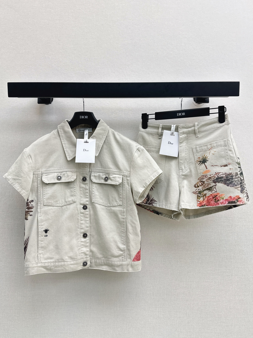 NO:435393,Recommended single models CD 25Ss———The latest spring and summer floral pattern printed denim suit silhouette denim vest + shorts. Premium and atmospheric. Full of high-end outfit. Innovative fabric. Soft. The real thing is very good. The upper body is fashionable and versatile. One color is developed. SML jackets, shorts, jackets & coats, alexander wang.19860909爆单款推荐 CD 25Ss————春夏最新款花卉图案印花牛仔套装廓形牛仔马甲+短裤 高级大气 满满的穿搭高级感 创新面料 轻柔软 实物非常赞 上身洋气百搭 一色分开发 现货发售sml 外套,,shorts,jackets & coats,alexander wang,Women's clothing