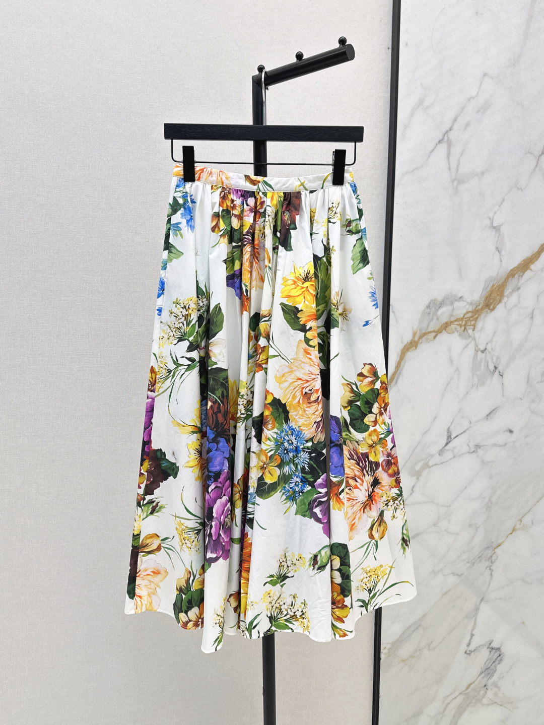 NO:435391,DG 25Ss————The latest Sicilian dream flower pattern printed long skirt in spring and summer creates a romantic and charming vacation style. White and rich beauty must be high-end items. The pleated and puffy skirt is not picky. Elegant and flexible versatile items. Cotton poplin fabric has a good texture. One color is available for sale in stock. SML, skirts, alexander wang19860909DG 25Ss————春夏最新款西西里梦境花卉图案印花长半裙打造度假风浪漫迷人 白富美必入高级单品 褶皱蓬蓬大裙摆版型不挑人 优雅灵动百搭单品 棉府绸面料质感很好 一色现货发售sml,,skirts,alexander wang,Women's clothing