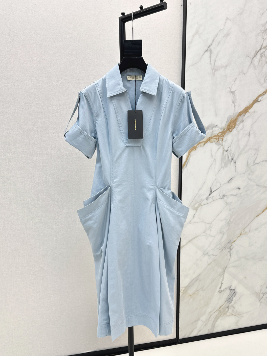 NO:435389,Summer minimalist style Bv 25Ss————The latest spring and summer roll-up sleeves and folding V-neck dress draped double pocket decoration waist pleated umbrella pendulum design The upper body has an elegant and intellectual slack feeling. The workmanship quality depends on the details. Two colors are available in stock. SML, bottega veneta, skirts, alexander wang19860909夏日极简风 Bv 25Ss————春夏最新款挽袖式翻V领连衣裙垂坠双口袋装饰收腰压褶伞摆设计 版型上身自带优雅知性松弛感 做工品质看细节 两色现货发售sml,,bottega veneta,skirts,alexander wang,Women's clothing