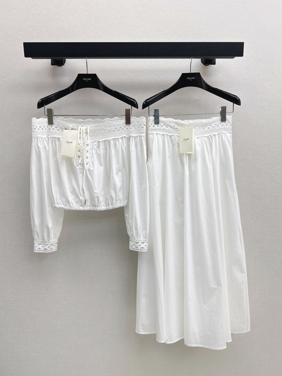 NO:435383,Roman Holiday CE 25Ss————The latest spring and summer vacation style kebab patchwork lace decoration white moonlight suit One-shoulder small top + long skirt Exclusive romantic South France uses cotton fabric Custom lace decoration Very beautiful embroidery style A set of upper body photography is also very good. It is very versatile to wear it separately. One color is developed separately. SML tops are sold in stock, skirts, alexander wang19860909罗马假日 CE 25Ss————春夏最新款度假风麻布拼接花边装饰白月光套装 一字肩小上衣+长款半裙 南法独家浪漫 采用棉布面料 定制花边装饰 很好看的刺绣花型 一套上身拍照也很出片 分开穿一样很百搭 一色分开发 现货发售sml 上衣,,skirts,alexander wang,Women's clothing