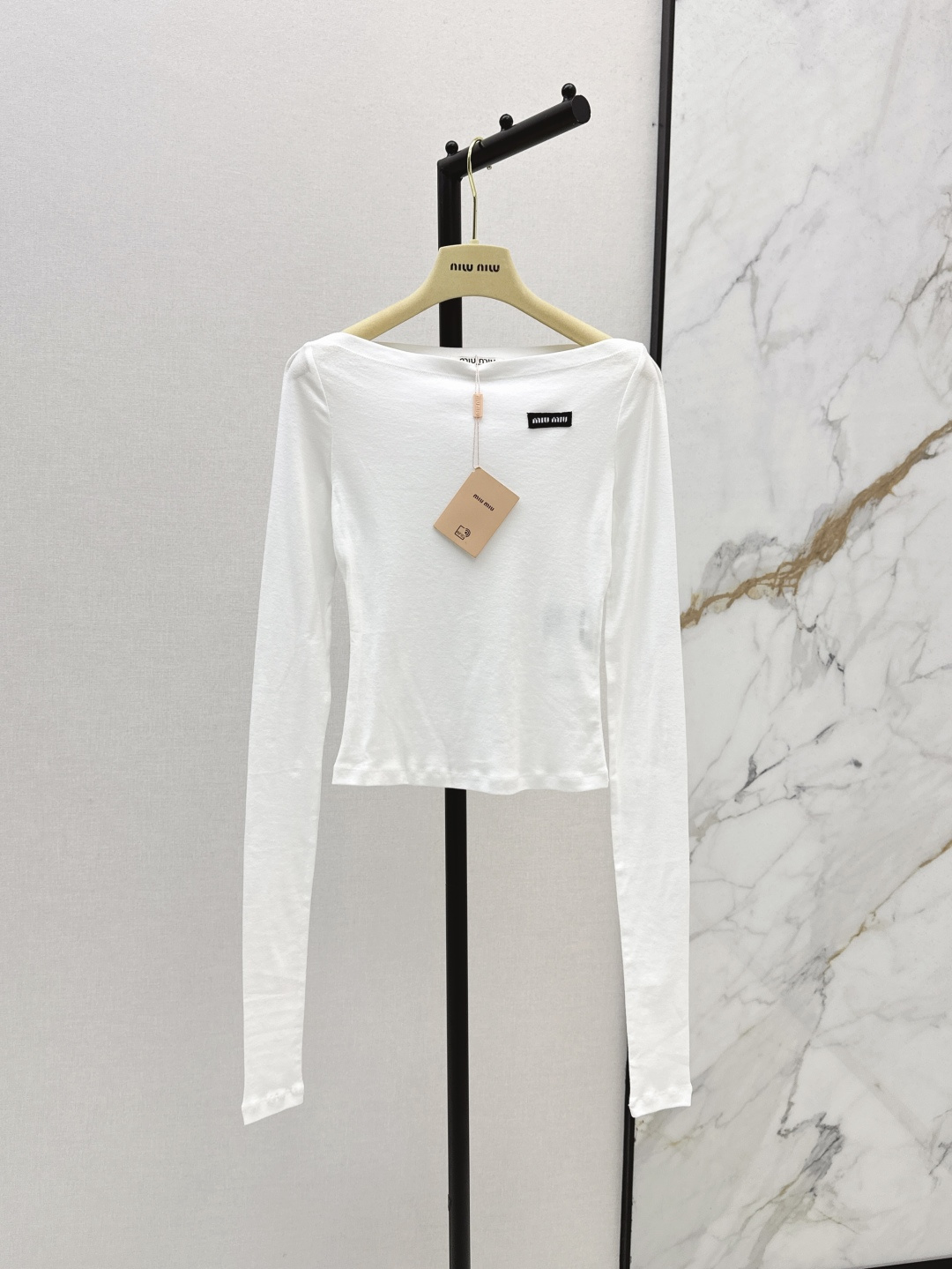 NO:435840,Miu 25Ss——————The latest style of the first-line-neck ultra-thin perspective base shirt in early autumn, a single white moonlight base shirt is here again. The one-line-neck design is suitable for a variety of outfits. High-elastic skin-friendly knitted cotton fabric. Ultra-thin, soft and delicate. Soft and soft to fit the skin. Light and transparent perspective is full of pure and delicate. Chest decoration. Classic black and white contrasting color logo logo. Super elastic closure. Short clothes are easy to pull in proportion. It will surprise you as soon as you are on the upper body. Pure and small tricks. It is OK to wear normally or make a strapless one. SML is available in stock,,miumiu,alexander wang.19860909Miu 25Ss————早秋最新款一字领超薄透视打底衫爆单款白月光打底衫又来啦 一字领口设计适合多种穿搭 高弹亲肤针织棉质面料 超薄软糯细腻 柔柔软软地贴合肌肤 轻盈透视满满纯欲小心机 胸口饰经典黑白对比色logo徽标 超强弹性收身 短款衣长轻松拉比例一上身就会惊艳到你 清纯小心机 正常穿或者做抹胸穿都OK 一色现货发售sml,,miumiu,alexander wang,Women's clothing