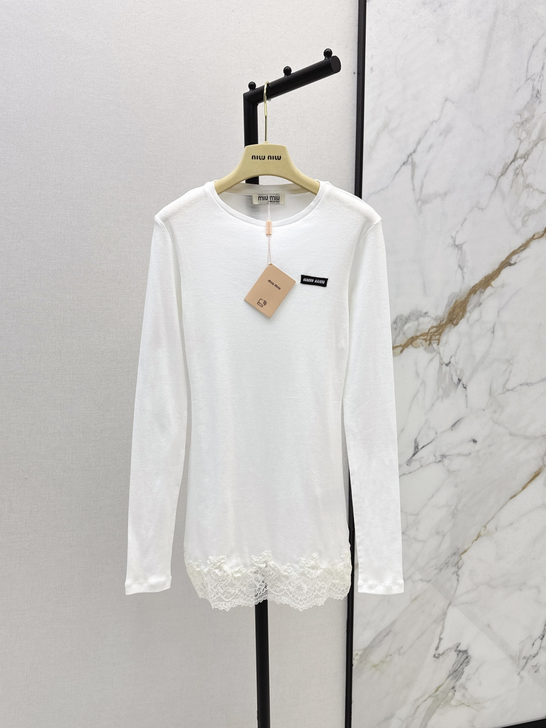 NO:435838,Miu 25Ss—————The latest style of early autumn one-length spliced ​​lace decorative base shirt with a single white moonlight base shirt with a single line neckline design is here again. One-length collar design is suitable for a variety of outfits. High elastic skin-friendly knitted cotton fabric. Ultra-thin, soft and delicate. Soft and soft to fit the skin. Light and transparent perspective is full of pure and delicate tricks. Chest decoration classic black and white contrasting color logo logo. Super elastic closure. Short clothes are easy to pull in proportion. It will surprise you as soon as you are on the upper body. Pure and small tricks. It is OK to wear normally or make a strapless one. SML is available in stock,,miumiu,alexander wang19860909Miu 25Ss————早秋最新款一字领拼接蕾丝装饰打底衫爆单款白月光打底衫又来啦 一字领口设计适合多种穿搭 高弹亲肤针织棉质面料 超薄软糯细腻 柔柔软软地贴合肌肤 轻盈透视满满纯欲小心机 胸口饰经典黑白对比色logo徽标 超强弹性收身 短款衣长轻松拉比例一上身就会惊艳到你 清纯小心机 正常穿或者做抹胸穿都OK 一色现货发售sml,,miumiu,alexander wang,Women's clothing