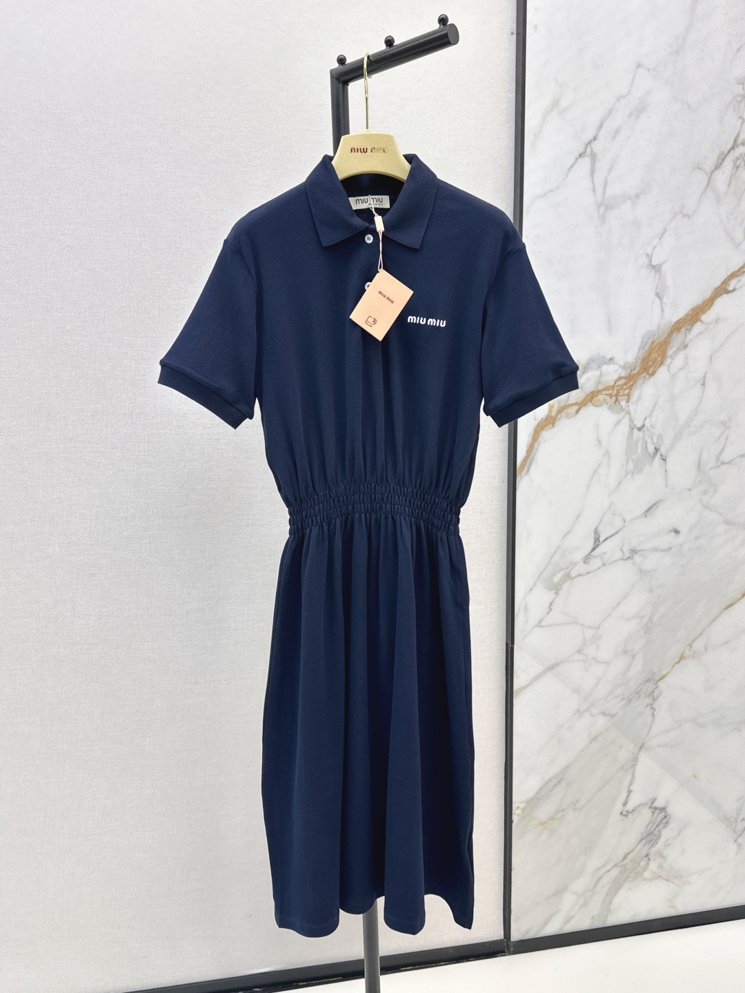 NO:435836,Miu 25Ss————The latest spring and summer navy blue Polo waist-closing short-sleeved dress with Mullim’s college style series. The waist-closing style is absolutely unique. It is a piece that you don’t need to think about matching. Customized navy blue pure cotton bead floor fabric. Age-reducing college style Polo style. The chest contrast embroidery thread creates a three-dimensional logo that attracts the waist and hides the flesh to make it look slimming. One-color spot-on sml, miumiu, skirts, T-shirt, alexander wang19860909Miu 25Ss————春夏最新款藏青色Polo收腰短袖连衣裙缪里缪气的学院风系列 收腰版型绝绝子 是完全不用去想搭配的一件 定制藏青色纯棉珠地布面料 减龄学院风Polo版型 胸口对比色绣线打造立体logo刺眼 揽收腰藏肉显瘦 一色现货发售sml,,miumiu,skirts,T-shirt,alexander wang,Women's clothing