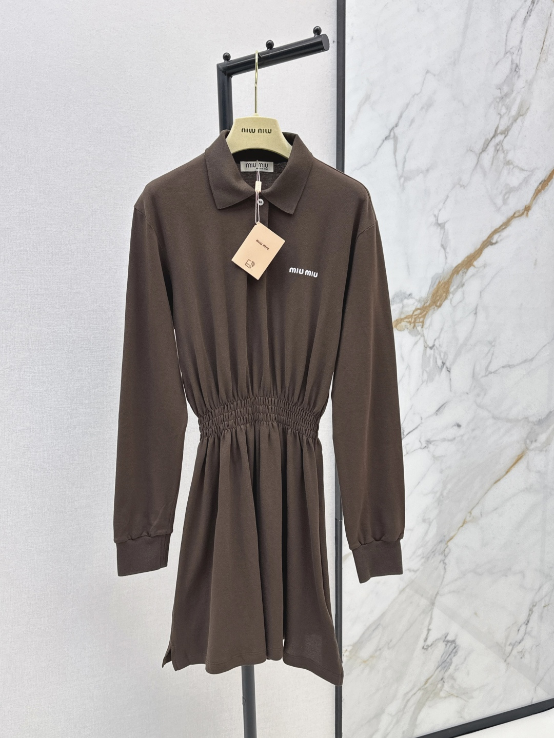 NO:435834,Miu 25Ss————The latest spring and summer navy blue Polo waist-hugging long-sleeved waist-hugging dress with Mullim’s college style series. The waist-hugging style is absolutely unique. It is a piece that you don’t need to think about matching. Customized pure cotton bead floor fabric. Age-reducing college style Polo style. The chest contrast embroidery thread creates a three-dimensional logo that attracts the waist and hides the flesh to make it look slimming. One-color spot-on sml, miumiu, skirts, alexander wang19860909Miu 25Ss————春夏最新款藏青色Polo收腰长袖收腰连衣裙缪里缪气的学院风系列 收腰版型绝绝子 是完全不用去想搭配的一件 定制纯棉珠地布面料 减龄学院风Polo版型 胸口对比色绣线打造立体logo刺眼 揽收腰藏肉显瘦 一色现货发售sml,,miumiu,skirts,alexander wang,Women's clothing