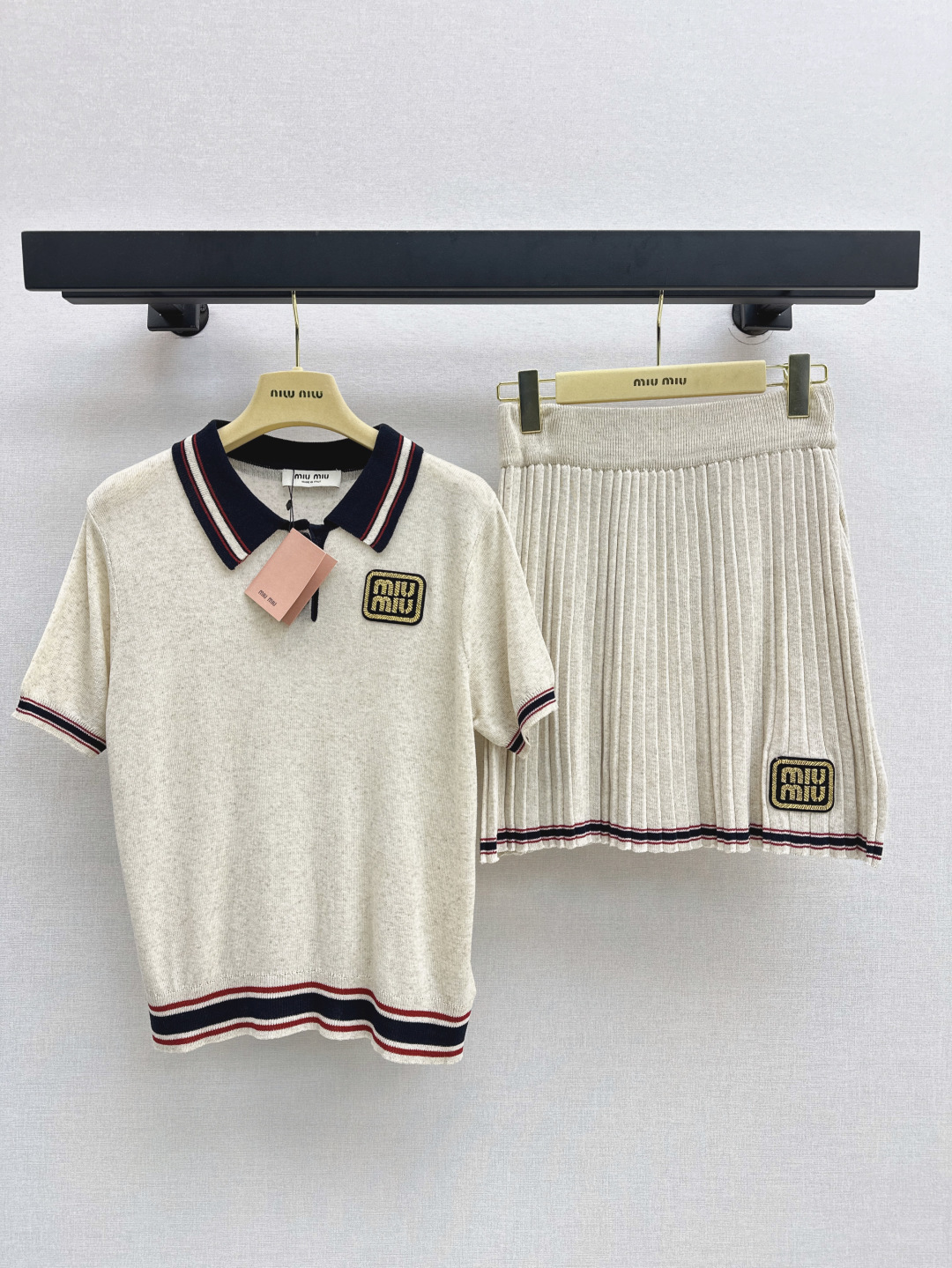 NO:435832,Exclusive Miu 25Ss————The latest spring and summer knitted suit age-reducing lapel badge decorative knitted top + pleated skirt. A must-have for daily casual sex. A complete set of matches without worries when going out. A must-have for lazy people. A set of top looks super good. Extend the body proportions. A huge height. The effect of hiding meat paper. A set of three colors is available for sale in stock. Miumiu, skirts, alexander wang.19860909独家款 Miu 25Ss————春夏最新款减龄针织套装减龄翻领徽章装饰针织上衣+压褶半裙 日常休闲必备 一整套出街无需烦恼搭配 懒人必备 一套上身超好看 拉长身材比例 巨显高 藏肉纸片人效果 一套出 三色现货发售sml,,miumiu,skirts,alexander wang,Women's clothing