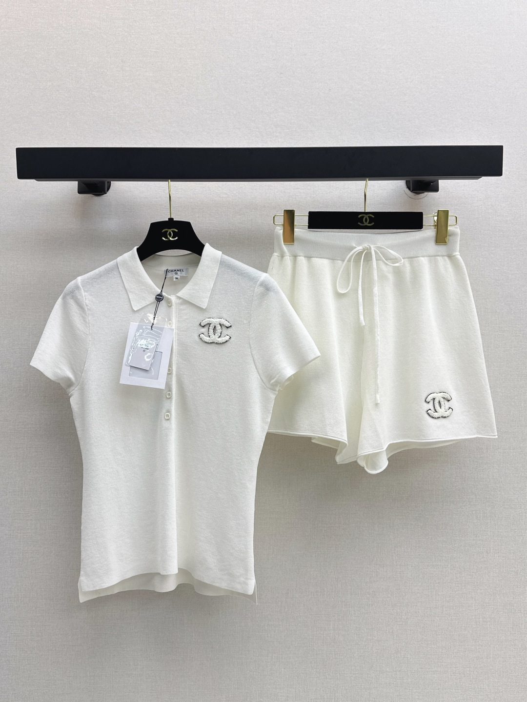 NO:435830,Vintage mid-range C home 25Ss———The latest spring and summer age-reducing suit lapel knitted top + shorts Customized wool yarn delicate texture Comfortable and breathable Button half-plate design fits the body and makes it look slimmer The chest is decorated with suede three-dimensional double C letter logo. Drawstring adjusts elasticity and makes it more relaxed and moderate. The set of upper body is fashionable and fashionable. One set is out. Two colors are available in stock. SML, chanel, shorts, alexander wang19860909Vintage中古款 C家 25Ss———春夏最新款减龄套装翻领针织上衣+短裤 定制羊毛纱线细腻肌理 舒适透气 纽扣半开襟设计 贴合身型更显瘦 胸前饰以绒面立体双C字母徽标装饰 抽绳调节松紧 更显松弛有度 成套上身减龄时髦 一套出 两色现货发售sml,,chanel,shorts,alexander wang,Women's clothing