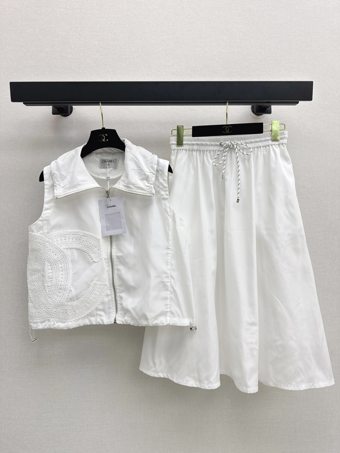 NO:435828,C home 25Ss————The latest spring and summer style with a perfect design, sleeveless zipper vest + skirt, fashionable, low-key, temperament, luxury and high-end style, versatile and not picky, one set, two colors are available in stock, sml, chanel, skirts, alexander wang19860909C家 25Ss————春夏最新款设计感拉满的绝绝子套装无袖拉链马甲+半裙 时髦低调气质又奢华高级 版型百搭不挑人 一套出 两色现货发售sml,,chanel,skirts,alexander wang,Women's clothing