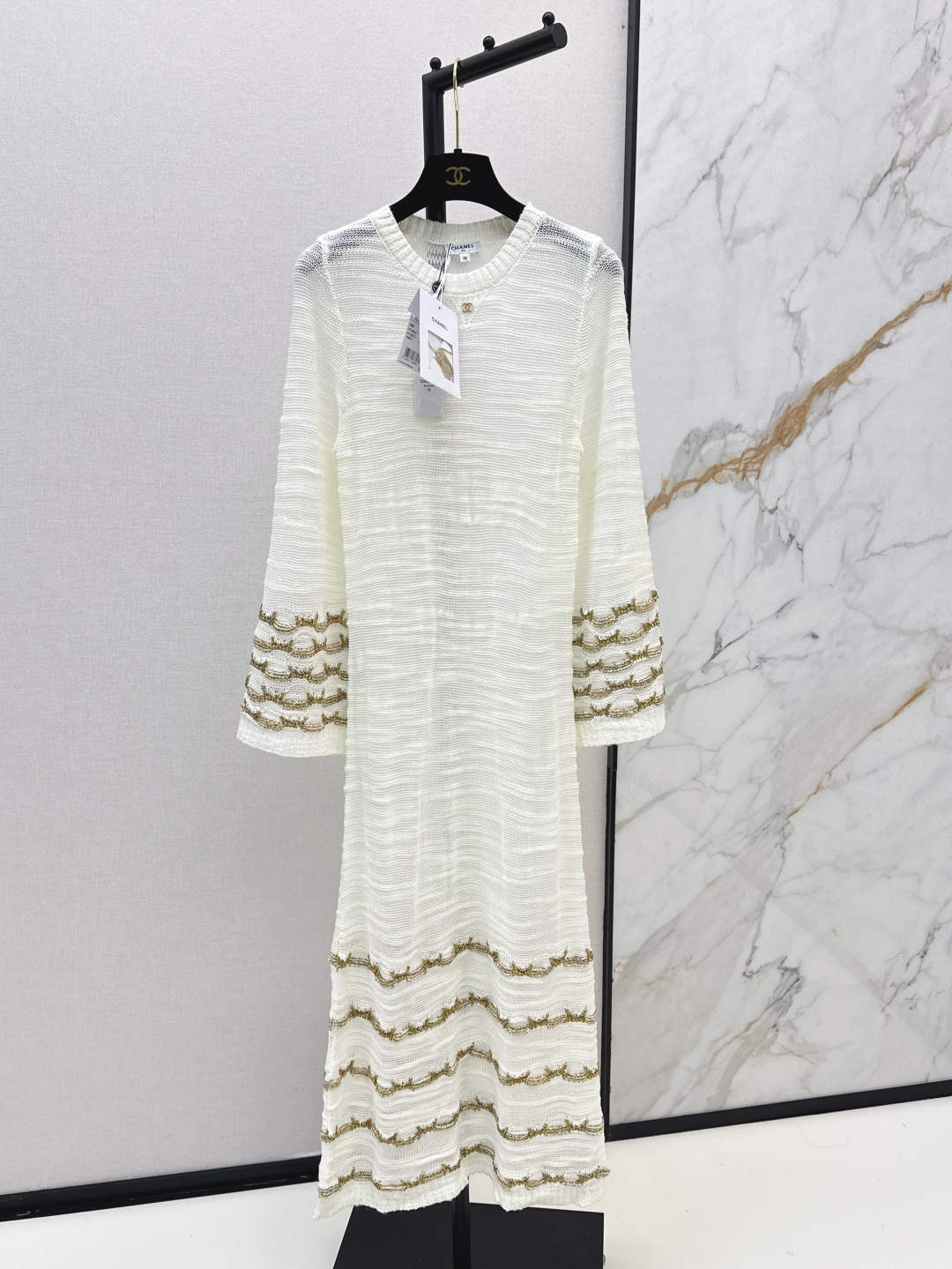 NO:435796,The same style for the show C home 25Ss——————The latest style of gold-line embroidered knitted long dress with early autumn custom wool yarn soft and skin-friendly comfortable and stylish long dress tailoring, light and slightly transparent texture, with round neck threaded edges, the overall beautification of the head and shoulder ratio is more slimming. Paired with gold-line embroidery on the cuffs and hem, it presents a triple contrasting color. Strong retro style. Rhinestone double C logo decoration on the chest. Slim elastic style highlights the figure. Elegant dressing temperament. Easy to control during daily travel or party. Two colors are available in stock. Sml, chanel, skirts, alexander wang19860909走秀同款 C家 25Ss————早秋最新款金线刺绣针织长款连衣裙 定制羊毛纱线柔软亲肤 舒适有型 长款连衣裙剪裁 质感轻薄微透 配合圆领螺纹包边 整体美化头肩比例更显瘦 搭配袖口和下摆金线刺绣 呈现出三重撞色 复古风格强烈 胸前水钻双C徽标装饰 修身弹力版型突显身材 穿搭气质优雅 日常出行或聚会轻松驾驭 两色现货发售sml,,chanel,skirts,alexander wang,Women's clothing