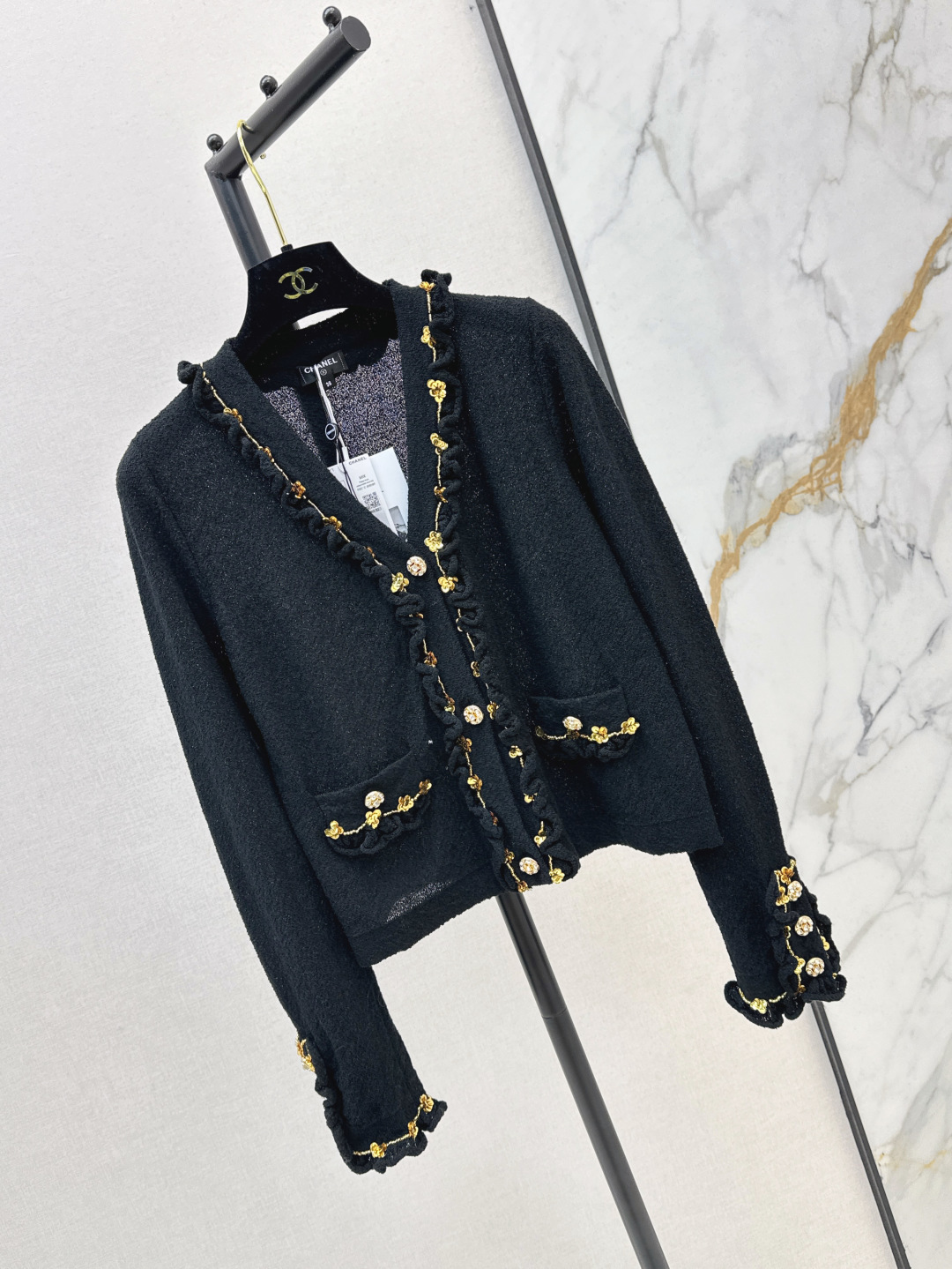 NO:435826,C home 25Ss————The latest spring and summer beaded flower knitted cardigan custom-made cotton yarn knitted fabric, clear wool texture, comfortable and skin-friendly V-neck shoulder-falling cardigan tailoring, diamond-inlaid round button heavy industry, lazy and relaxing, the leader's hem threads are closed, all with beaded flowers decoration, staggered positioning, black and gold color combination rich design layering, style to accommodate body, fashionable dressing style, sml, chanel, alexander wang19860909C家 25Ss————春夏最新款钉珠花朵针织开衫定制全棉纱线针织面料 清晰毛感肌理 舒适亲肤 V领落肩开衫剪裁 嵌钻圆扣重工华丽 穿出慵懒松弛感 领袖口衣摆螺纹收边 均有钉珠花朵装饰 定位错落有致 黑金配色丰富设计层次感 版型包容身材 穿搭风格时髦 一色现货发售sml,,chanel,alexander wang,Women's clothing