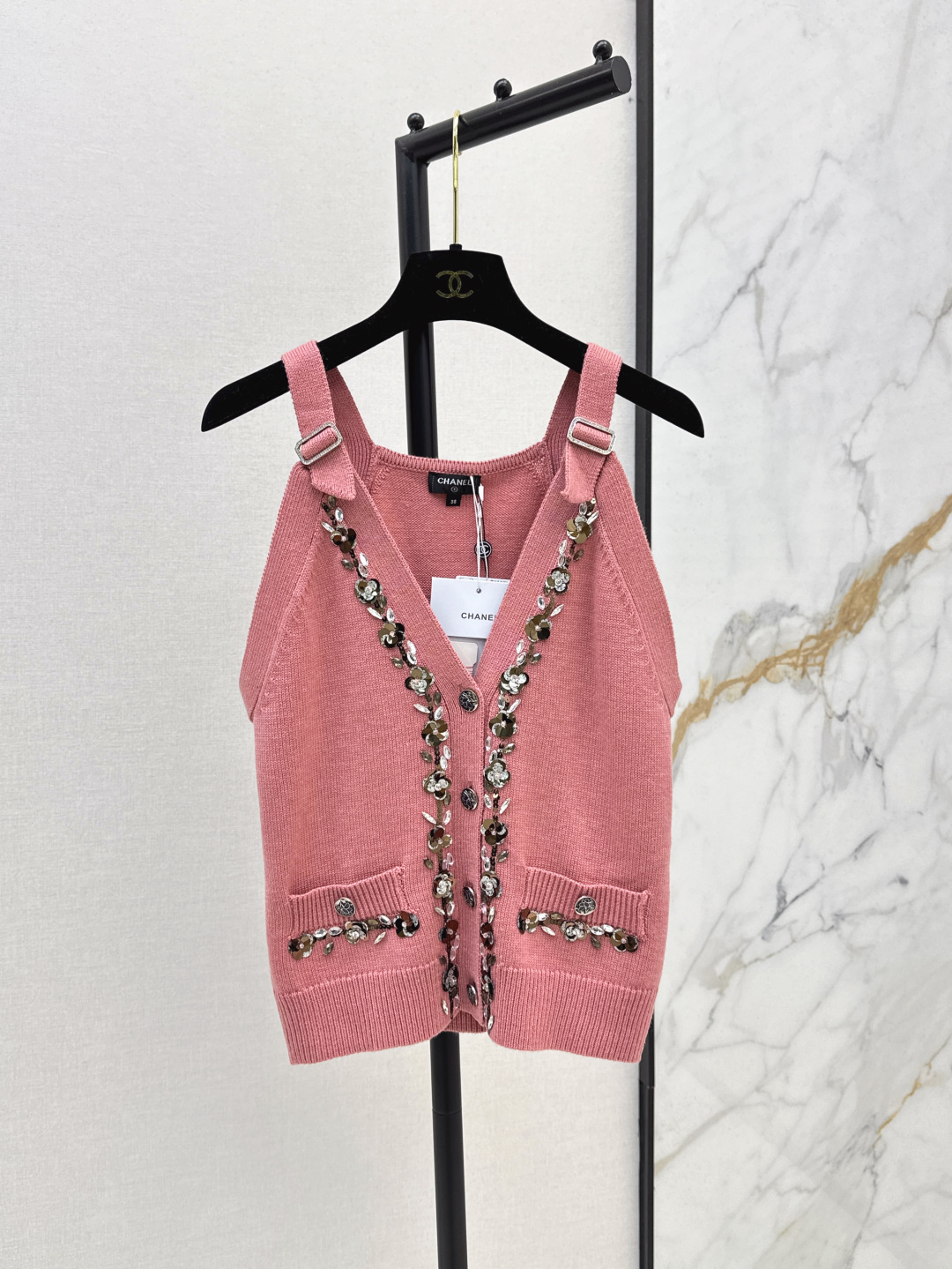 NO:435824,C home 25Ss———————The latest spring and summer beaded knitted vest custom wool yarn knitted fabric, delicate and soft, full of elasticity, bright color colorful V-neck vest style, revealing collarbone, make three-dimensional camellia sequins beads decorated with exquisite tailoring, elastic and tight throughout the body, full cut, make the style of leisure high street strong, elegant temperament, easy to control during daily travel or party, two colors are on sale in stock, chanel, alexander wang19860909C家 25Ss—————春夏最新款钉珠针织背心马甲定制羊毛纱线针织面料 细腻柔软 弹力十足 亮色多彩V领马甲版型 露出锁骨更显瘦 立体山茶花亮片钉珠装点精致剪裁 通体弹力松紧 剪裁满分 让休闲高街风格强烈 气质显白 日常出行或聚会轻松驾驭 两色现货发售sml,,chanel,alexander wang,Women's clothing