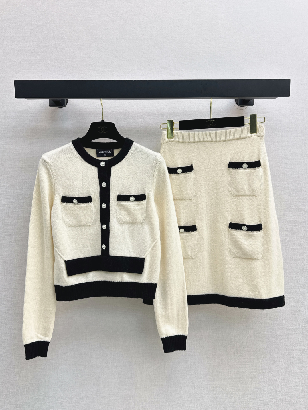 NO:435820,The same style for the show C home 25Ss————The latest spring and summer socialite temperament knitted suit contrasting color pocket decoration cardigan + skirt. A must-have for daily casualness. A complete set of matches without worries when going out. A must-have for lazy people. A set of top-body looks super good. Extend the body proportions. A huge height. The effect of hiding meat paper. Two colors are developed. SML cardigans, chanels, skirts, alexander wang.19860909走秀同款 C家 25Ss————春夏最新款名媛气质针织套装撞色口袋装饰开衫+半裙 日常休闲必备 一整套出街无需烦恼搭配 懒人必备 一套上身超好看 拉长身材比例 巨显高 藏肉纸片人效果 两色分开发 现货发售sml 开衫,,chanel,skirts,alexander wang,Women's clothing