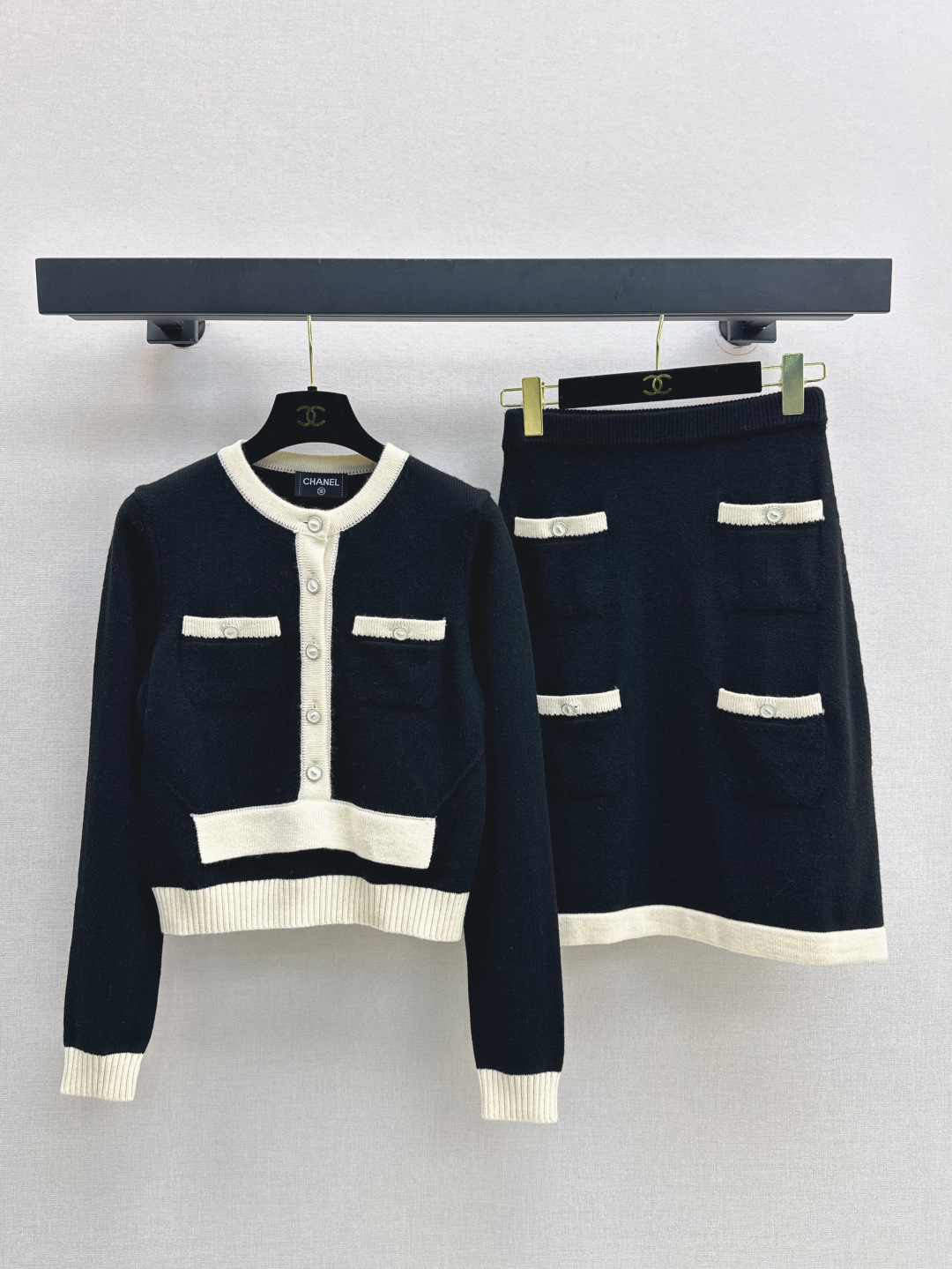 NO:435814,The same style for the show C home 25Ss————The latest spring and summer socialite temperament knitted suit contrasting color pocket decoration cardigan + skirt. A must-have for daily casualness. A complete set of matches without worries when going out. A must-have for lazy people. A set of top-body looks super good. Extend the body proportions. A huge height. The effect of hiding meat paper. Two colors are developed. SML cardigans, chanels, skirts, alexander wang.19860909走秀同款 C家 25Ss————春夏最新款名媛气质针织套装撞色口袋装饰开衫+半裙 日常休闲必备 一整套出街无需烦恼搭配 懒人必备 一套上身超好看 拉长身材比例 巨显高 藏肉纸片人效果 两色分开发 现货发售sml 开衫,,chanel,skirts,alexander wang,Women's clothing