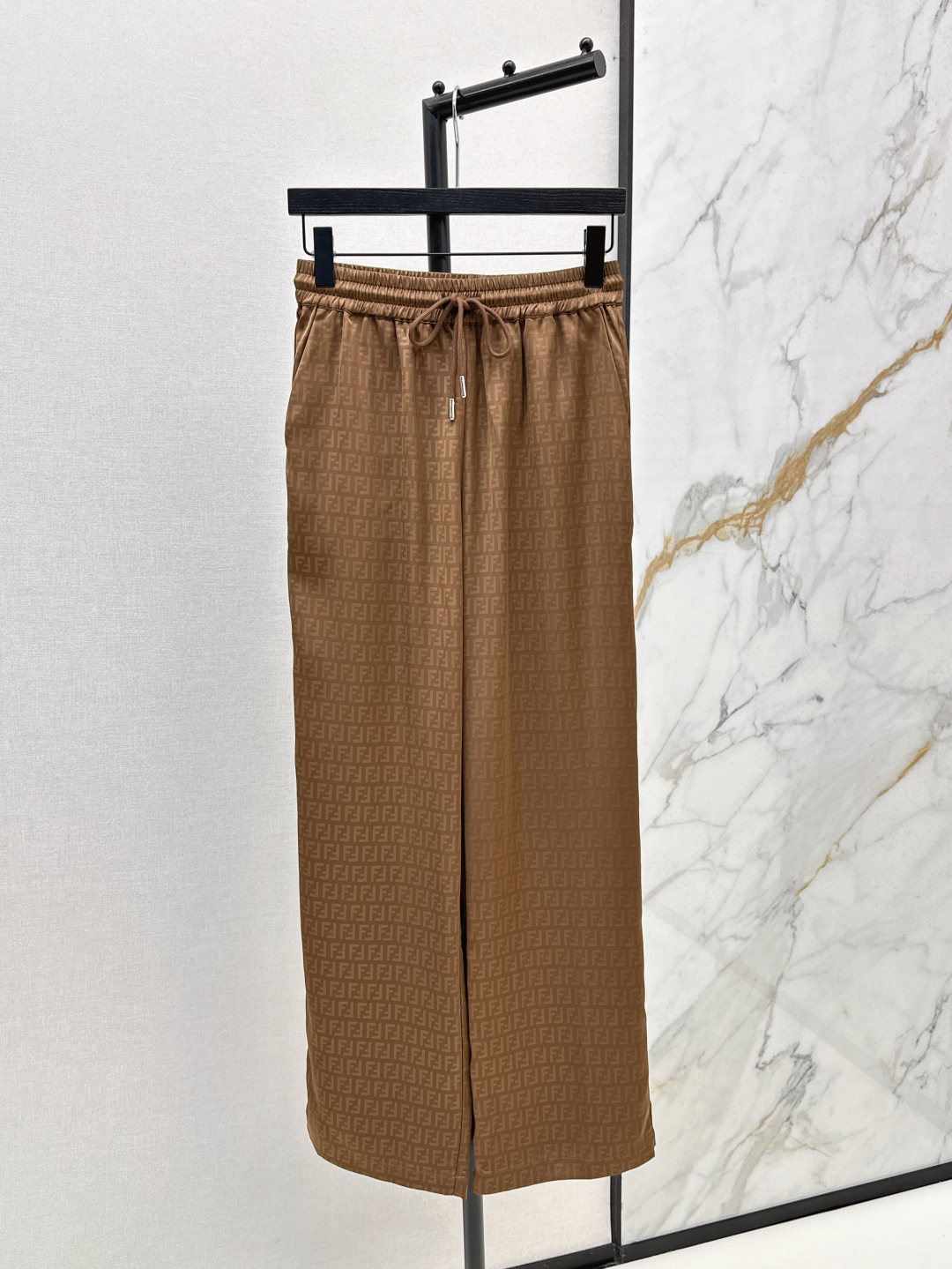 NO:435811,FD 25Ss———The latest classic double F printed straight-line trousers in spring and summer. Not picky about body shape requirements. The upper body is particularly good. The matching style is also very popular. Exquisite and high-end customization. The textured fabric is super texture. Retro and elegant. The upper body is cool and handsome and age-reducing. Three-color spot-on sml, alexander wang19860909FD 25Ss———春夏最新款经典双F印花直筒长裤 不挑剔身形要求 上身特别赞 搭配的风格也很通吃 精致高级定制 富有肌理感的面料质感超赞 复古优雅 上身酷帅减龄时髦精 三色现货发售sml,,alexander wang,Women's clothing