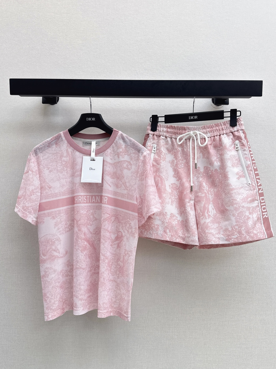 NO:435808,CD 25Ss————The latest jungle series casual suit mesh short-sleeved top + shorts penetrating print, high-end and elegant, soft and comfortable, full of high-end outfit, innovative fabric, light and soft, very good physical, fashionable and versatile upper body, good outfit, one set, two colors for sale in stock, sml, shorts, T-shirt, alexander wang19860909CD 25Ss————春夏最新款丛林系列休闲套装网纱短袖上衣+短裤 渗透印花 高级大气 柔软弹力很舒服 满满的穿搭高级感 创新面料 轻盈柔软 实物非常赞 上身洋气百搭 穿搭好看 一套出 两色现货发售sml,,shorts,T-shirt,alexander wang,Women's clothing