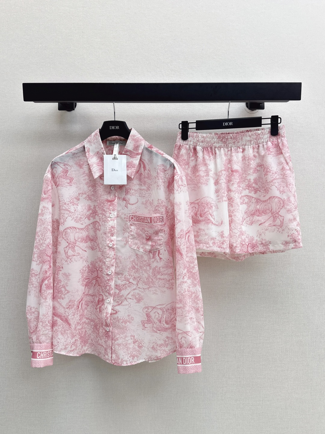 NO:435805,CD 25Ss————The latest jungle series casual suits, loose shirts + shorts, micro perspective, fashionable and tricky, A-beautiful style, full of small details, exquisite workmanship, age-reducing fashion, good HOLD living style, deep in fairy heart, soft and textured, one set, two colors are available in stock, sml, shorts, shirts, alexander wang19860909CD 25Ss————春夏最新款丛林系列休闲套装宽松衬衫+短裤 微透视 若隐若现时尚小心机 可A可乖的风格 满满小细节太加分了 做工精致 减龄时尚 好HOLD住造型 深得仙女心 柔软有质感 一套出 两色现货发售sml,,shorts,shirts,alexander wang,Women's clothing