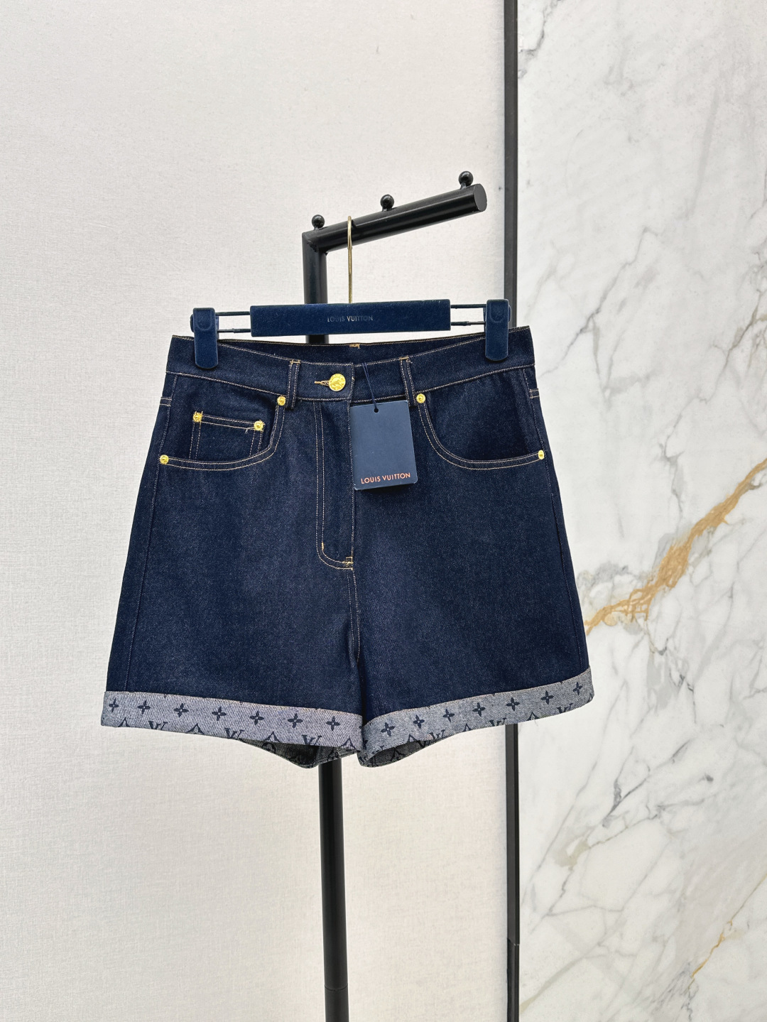 NO:435802,L Home 25Ss————The latest casual denim suit denim lapel top + curly denim shorts super fashionable new denim jeans. Personalized tone, cool and cool, delicate texture, natural cotton feel, both skeleton and soft, super beautiful, super good details, one set, one color is available in stock, sml, louis vuitton, shorts, alexander wang19860909L家 25Ss————春夏最新款休闲牛仔套装牛仔翻领上衣+卷边牛仔短裤 超时髦新款丹宁牛仔 个性色调上身又酷又飒爽 纹理细腻 棉感自然 既有筋骨感又不失柔软 超级漂亮 细节做工超级好 一套出 一色现货发售sml,,louis vuitton,shorts,alexander wang,Women's clothing