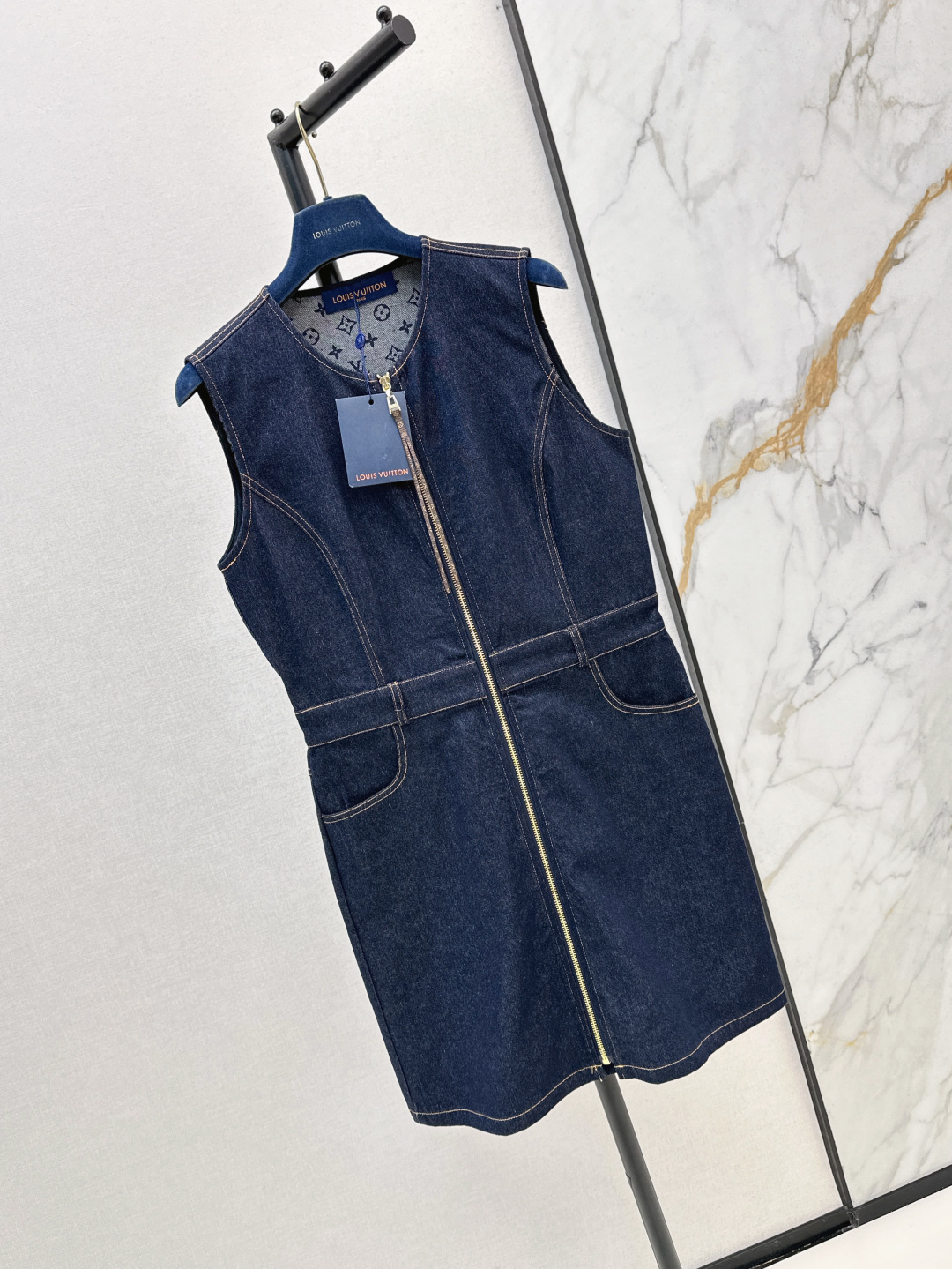 NO:435799,L Home 25Ss————The latest casual denim sleeveless dress in spring and summer super fashionable new denim jeans. The personalized tone is cool and cool. The texture is delicate and the cotton feels natural. It has both bones and softness. Super beautiful. The details are super good. The details are sold in stock. SML, louis vuitton, skirts, alexander wang19860909L家 25Ss————春夏最新款休闲牛仔无袖连衣裙超时髦新款丹宁牛仔 个性色调上身又酷又飒爽 纹理细腻 棉感自然 既有筋骨感又不失柔软 超级漂亮 细节做工超级好 一色现货发售sml,,louis vuitton,skirts,alexander wang,Women's clothing