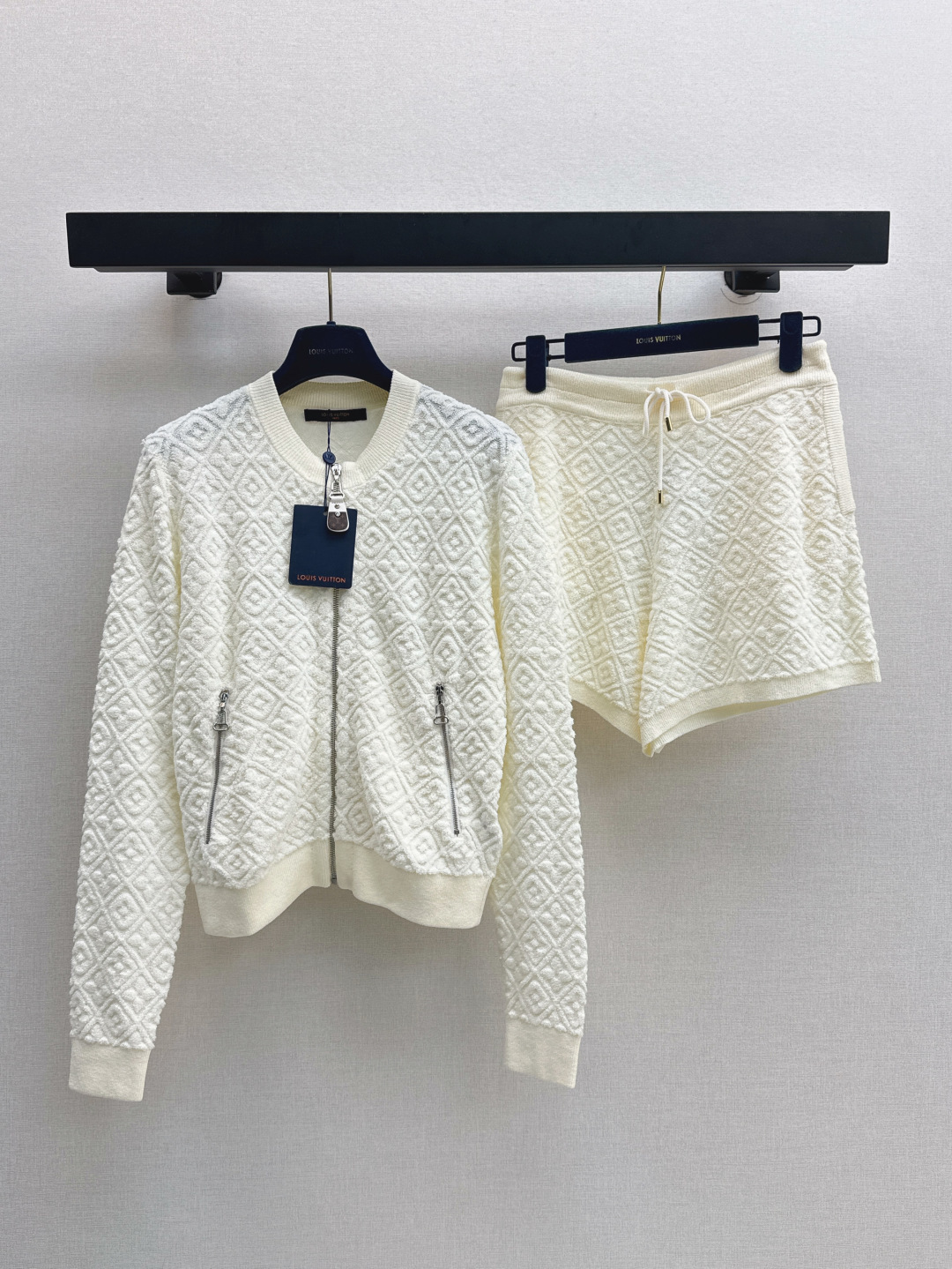 NO:435822,L Home 25Ss—————The latest casual and fashionable knitted suit for early autumn jacquard knitted jacket jacket + shorts Customized cotton wool yarn knitted fabric Three-dimensional jacquard process Presenting three-dimensional letter shape Overall shape Premium casual Large body full-body four-leaf clover element jacquard embellishment Complete set to match to accommodate body Slack and fashionable style essentials One set Two colors are available for sale in stock sml,,louis vuitton, shorts, jackets & coats, jackets & coats, alexander wang19860909L家 25Ss————早秋最新款休闲时髦针织套装提花针织夹克外套+短裤 定制棉毛纱线针织面料 立体提花工艺处理 呈现立体字母造型 整体造型高级休闲 大身通体四叶草元素提花点缀 成套搭配包容身材 松弛时髦风格必备 一套出 两色现货发售sml,,louis vuitton,shorts,jackets & coats,jackets & coats,alexander wang,Women's clothing