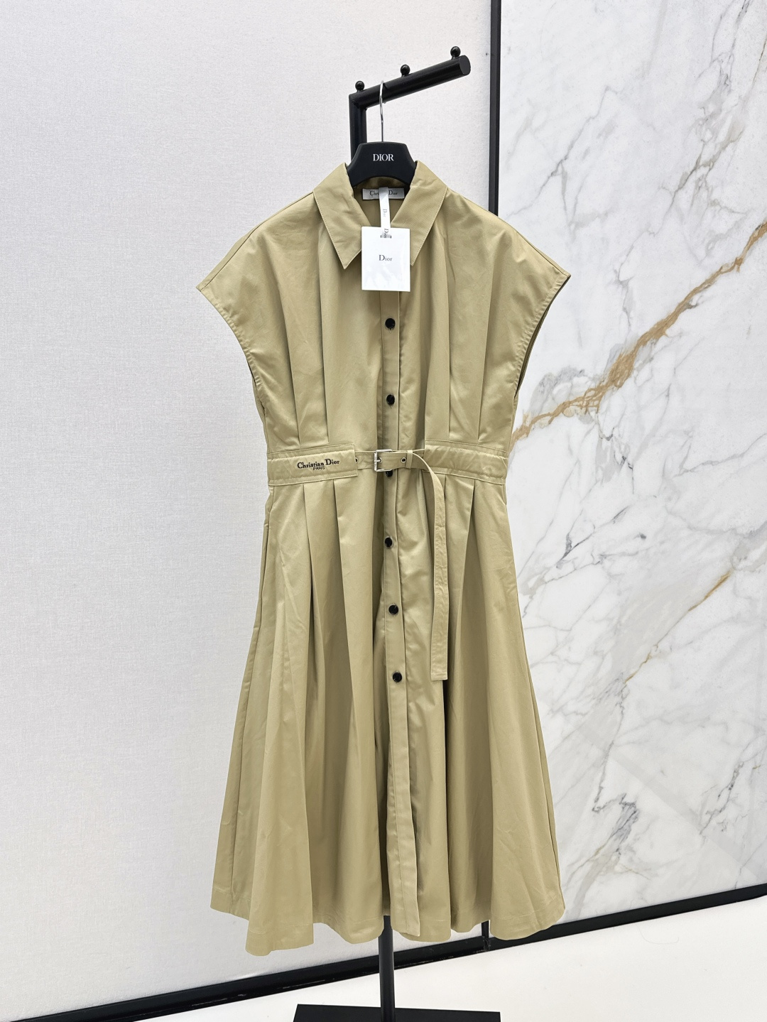 NO:435819,CD 25Ss————The latest lapel sleeveless shirt dress in spring and summer, customized pure cotton fabric, three-dimensional skirt design, waist with a cloth belt design logo embroidery embellishment, age-reducing retro girl temperament, upper body super body proportion, flesh covering and slimming, fashionable age-reducing outfit, one-color spot on sale, sml, skirts, shirts, alexander wang19860909CD 25Ss————春夏最新款翻领无袖衬衫连衣裙 定制纯棉面料 立体大裙摆设计 腰部搭配了本布腰带设计logo刺绣点缀 减龄复古女孩气质 上身超级显身材比例 遮肉显瘦 时尚减龄穿搭 一色现货发售sml,,skirts,shirts,alexander wang,Women's clothing