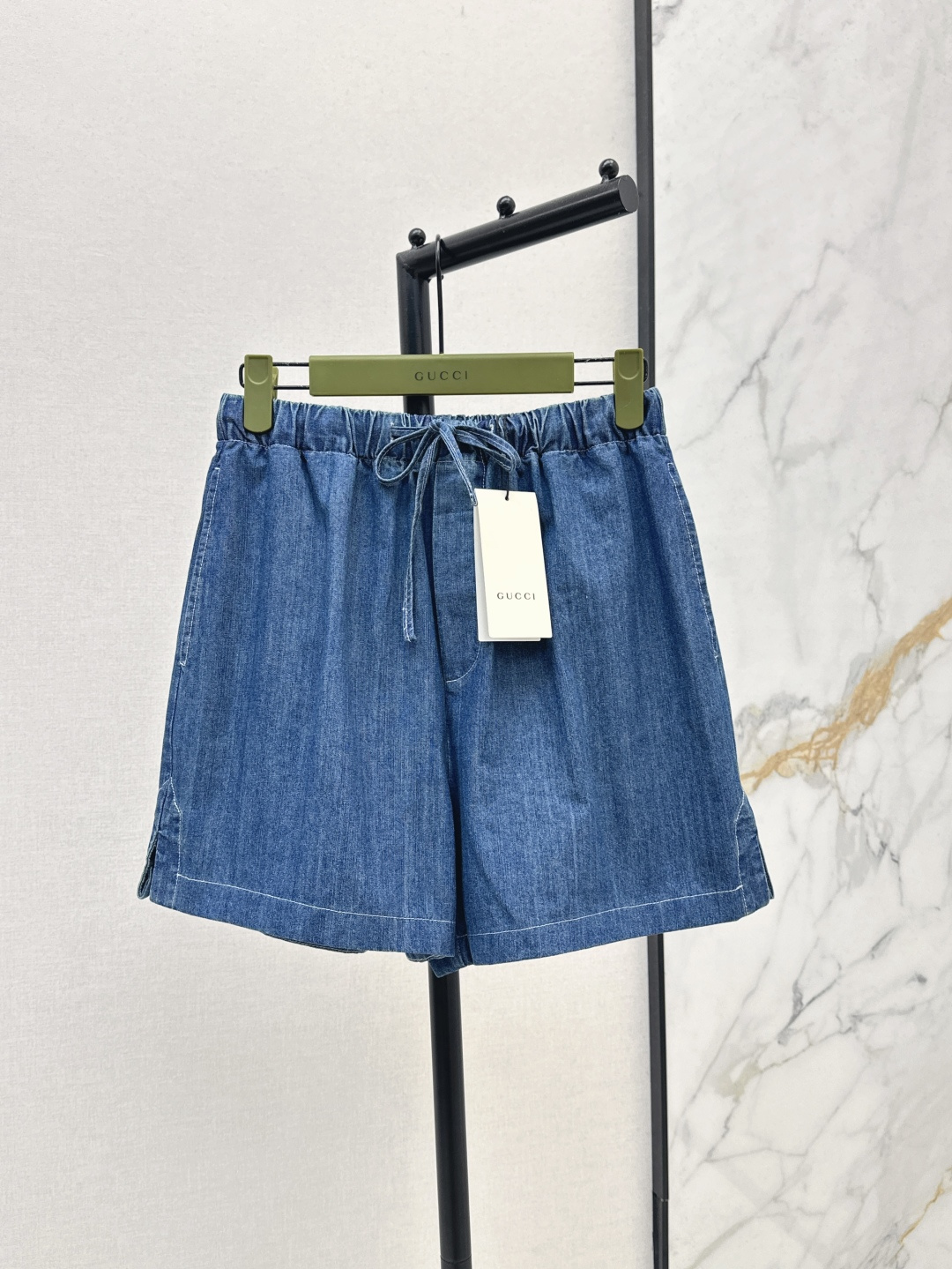 NO:435813,Gu 25Ss—————The latest horse-bit decorative denim suit in early autumn, round neck streamer long-sleeved top + high-waist shorts, a must-have for fashionable, with neat and handsome and fashionable feeling, blue series is slimming, three-dimensional cut top body shows a sense of proportion, matched with high-waist shorts, a set of top body is absolutely unique, horse-bit buckle pocket decoration, exquisite and high-end, one set is out, one color is available for sale in stock, sml, shorts, alexander wang19860909Gu 25Ss————早秋最新款马衔扣装饰牛仔套装 圆领飘带长袖上衣+高腰短裤 时髦精必备 自带利落帅气时尚感 蓝色系显瘦无敌啦 立体剪裁上身超显比例感 搭配高腰短裤 一套上身绝绝子绝 马衔扣口袋装饰 精致又高级 一套出 一色现货发售sml,,shorts,alexander wang,Women's clothing