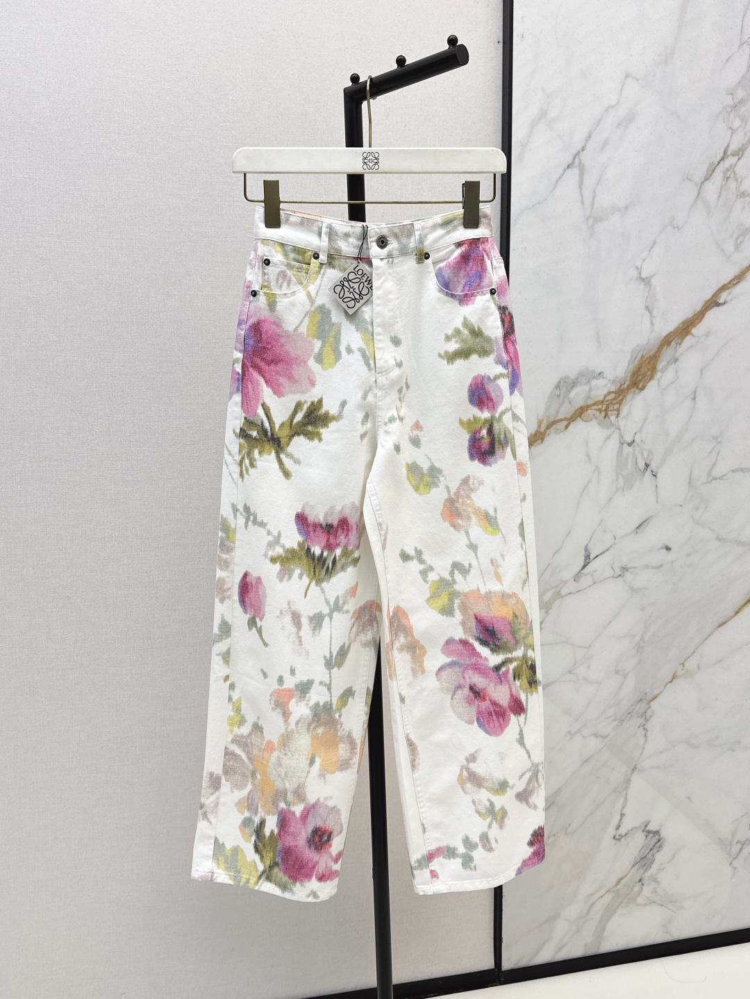 NO:435807,Loe 25Ss————————The latest Paula’s series romantic printed jeans in early autumn are colorful, full of vitality and passion in blur and hazy, the super large spring flower print pattern is super eye-catching, three-dimensional tailoring casual casual and fashionable pants, modern and cool temperament items, thin cotton denim fabric is quite broad and has a great texture, one-color spot sml, loewe, jeans, alexander wang19860909Loe 25Ss—————早秋最新款Paula’s系列浪漫印花牛仔裤色彩斑斓～模糊朦胧中充满活力和激情,超大朵丽春花印花图案超级吸引眼球 立体剪裁随性休闲时髦裤型 摩登飒爽气质单品 薄棉牛仔面料挺阔质感超赞 一色现货发售sml,,loewe,jeans,alexander wang,Women's clothing